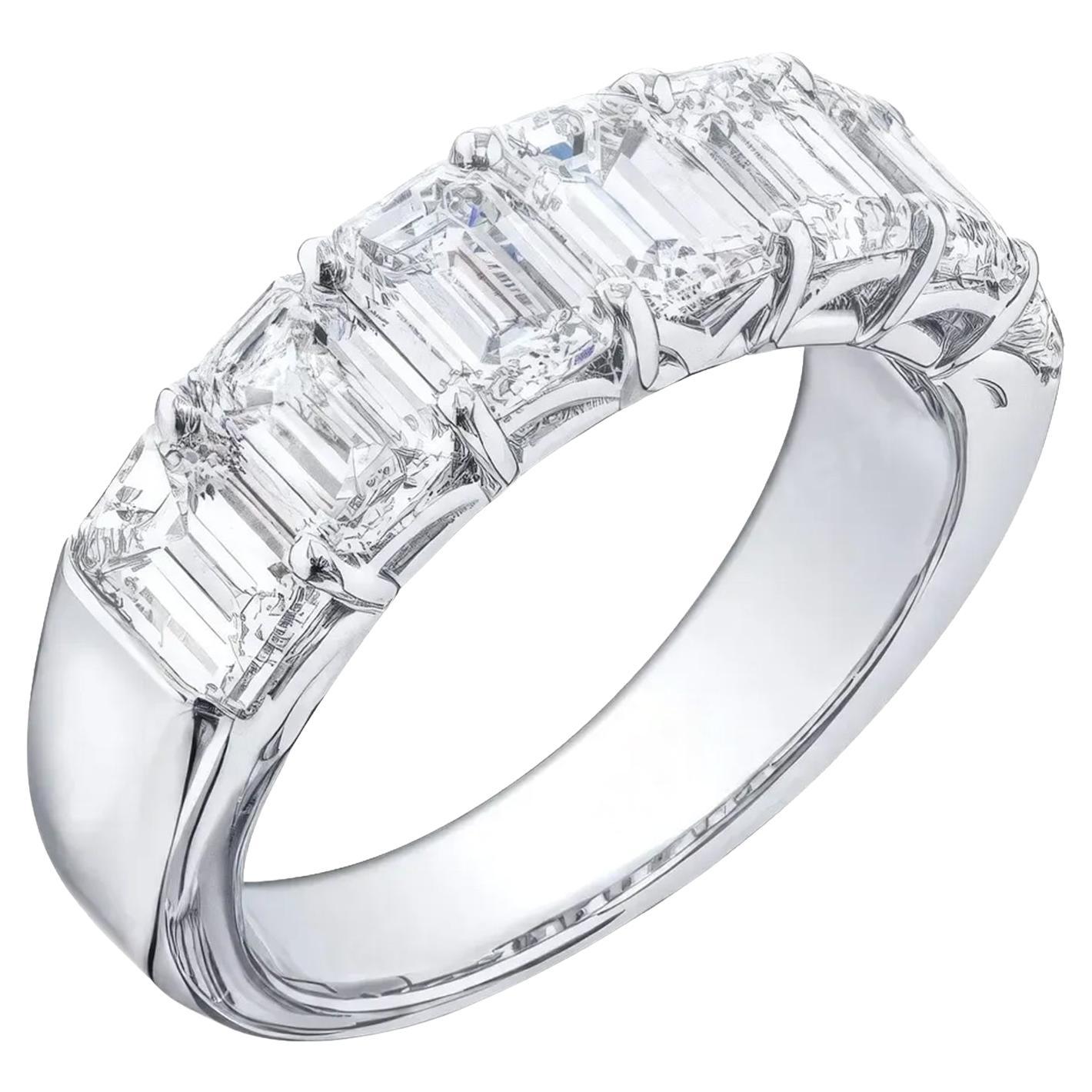 3.52ct Emerald Cut Single-Row Diamond Band Platinum Ring VVS2 E Clarity (bague en platine à une rangée de diamants) en vente