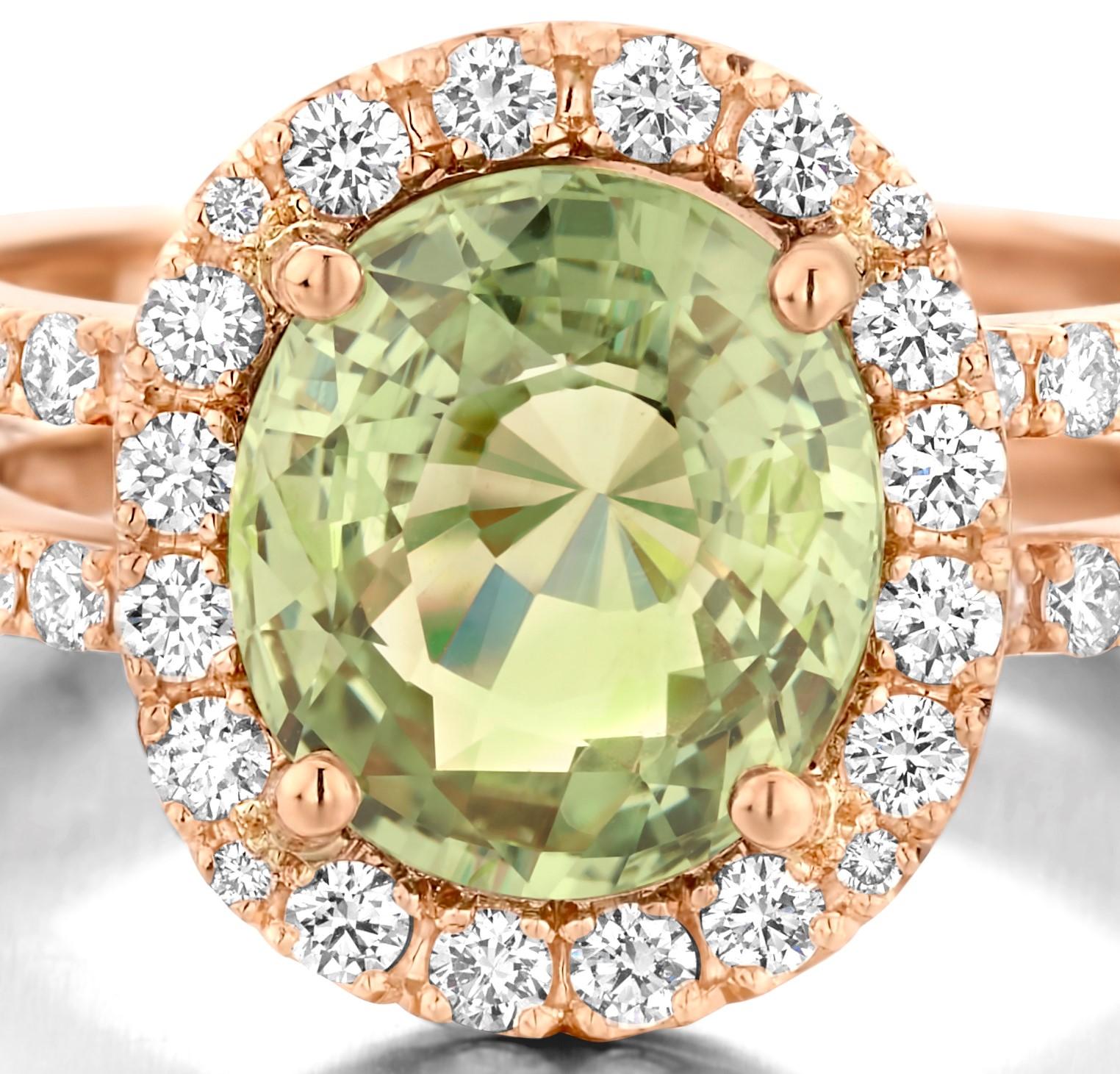 Contemporary 3.52Ct Green Sapphire, Cluster Diamond 0.86Ct VS-F 18K Rose Gold Cocktail Ring For Sale