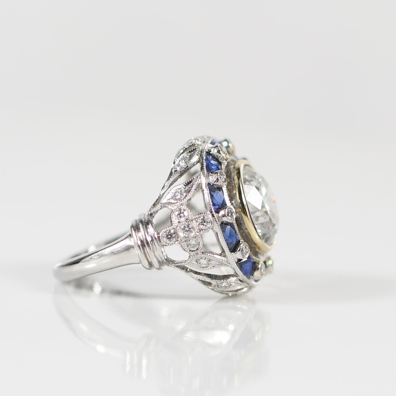 3,52 Karat Diamant im alteuropäischen Schliff 18K Art Deco inspirierter Saphir Halo in Lünette gefasster Lünette (Alteuropäischer Schliff) im Angebot