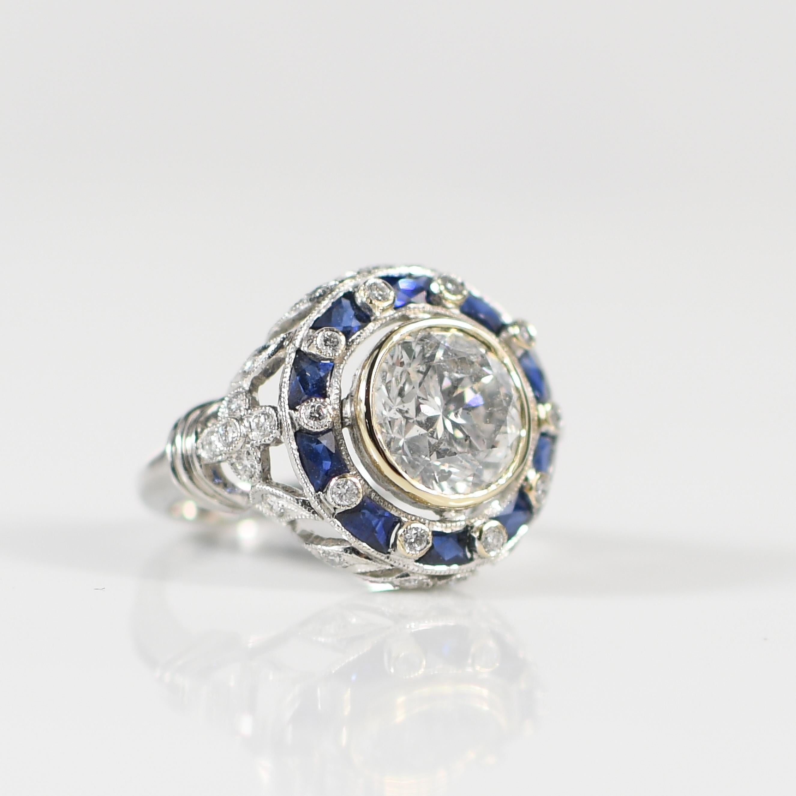 3,52 Karat Diamant im alteuropäischen Schliff 18K Art Deco inspirierter Saphir Halo in Lünette gefasster Lünette im Zustand „Gut“ im Angebot in Addison, TX