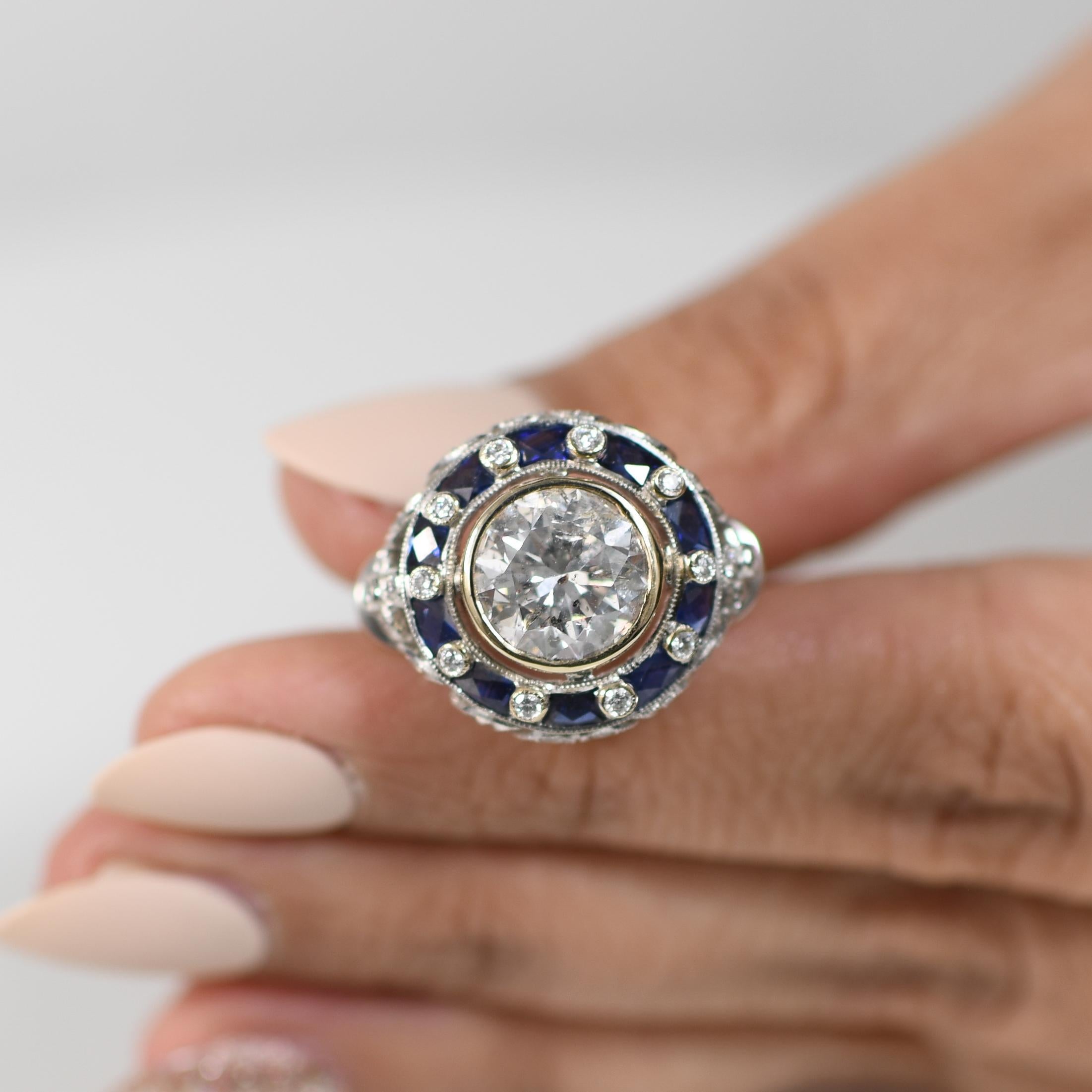 3,52 Karat Diamant im alteuropäischen Schliff 18K Art Deco inspirierter Saphir Halo in Lünette gefasster Lünette Damen im Angebot