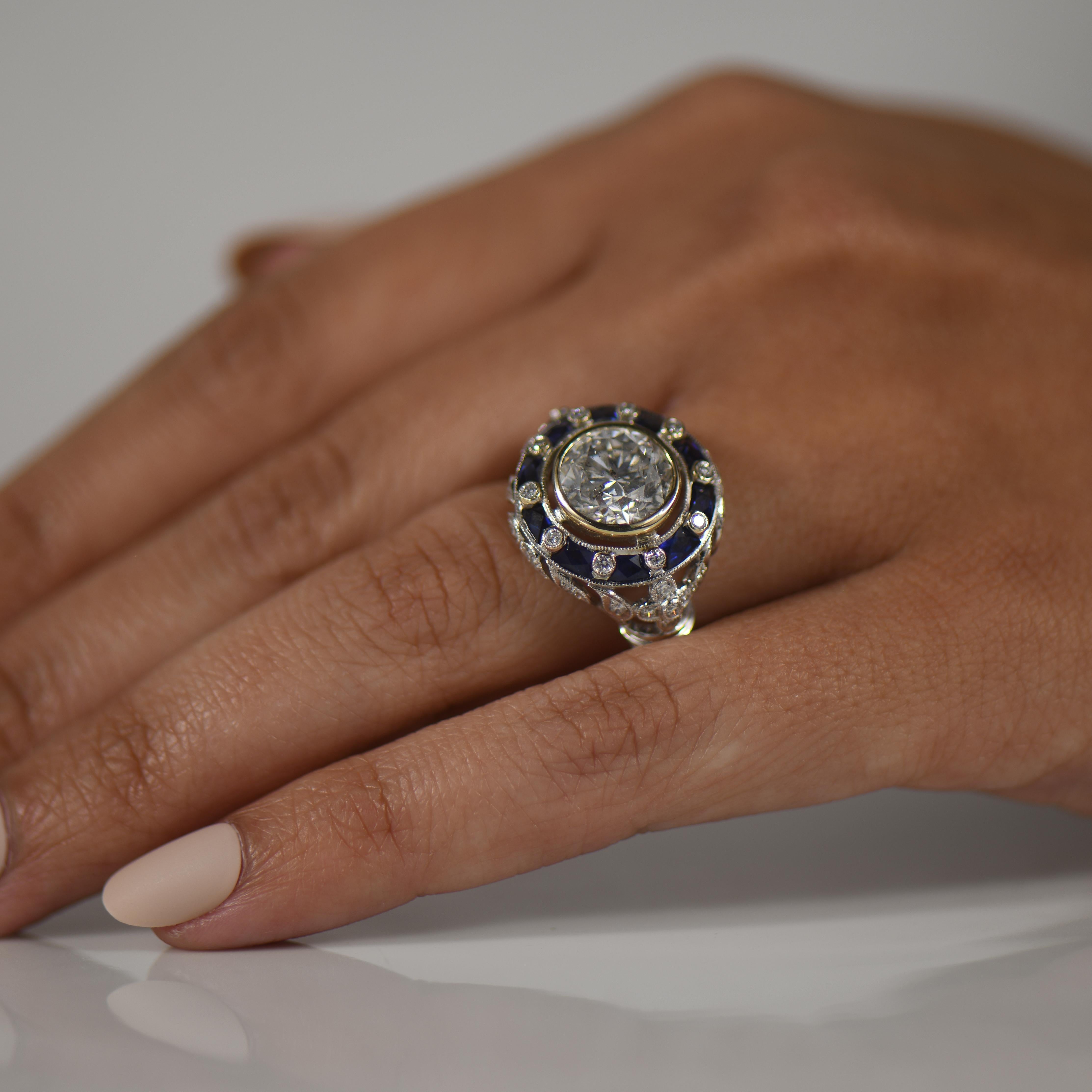 3,52 Karat Diamant im alteuropäischen Schliff 18K Art Deco inspirierter Saphir Halo in Lünette gefasster Lünette im Angebot 1