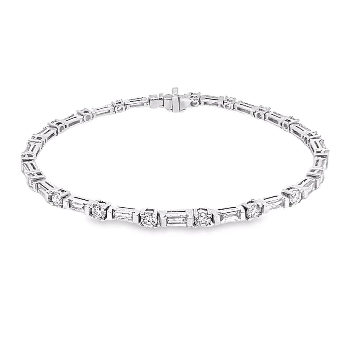 Tennisarmband mit 3,52 Karat Gesamtgewicht aus Diamanten, gefasst in Platin (Baguetteschliff) im Angebot