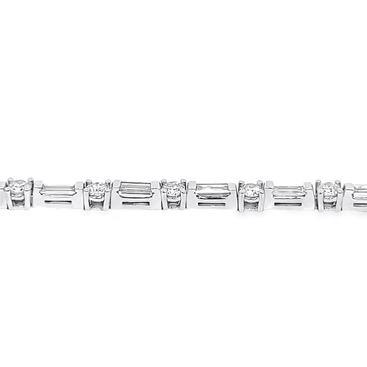 Tennisarmband mit 3,52 Karat Gesamtgewicht aus Diamanten, gefasst in Platin im Zustand „Neu“ im Angebot in New York, NY