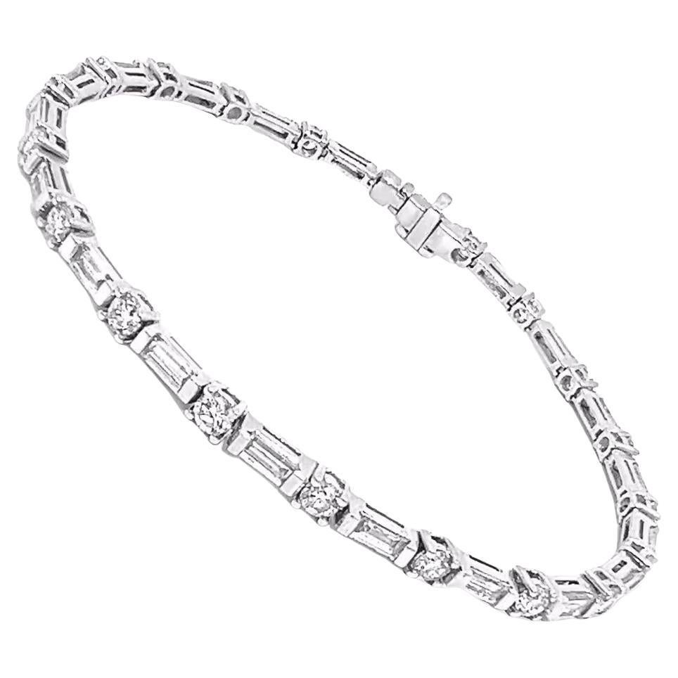Tennisarmband mit 3,52 Karat Gesamtgewicht aus Diamanten, gefasst in Platin im Angebot