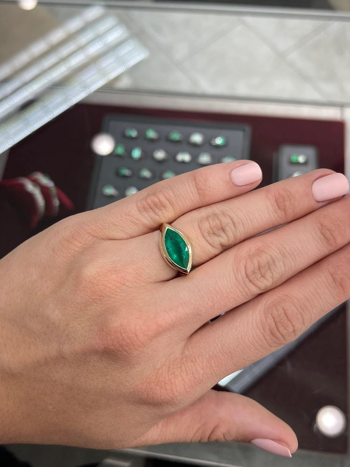 3,52 Karat 14K natürlicher Smaragd-Marquise-Schliff Solitär Lünette gefasster Goldring im Zustand „Neu“ in Jupiter, FL