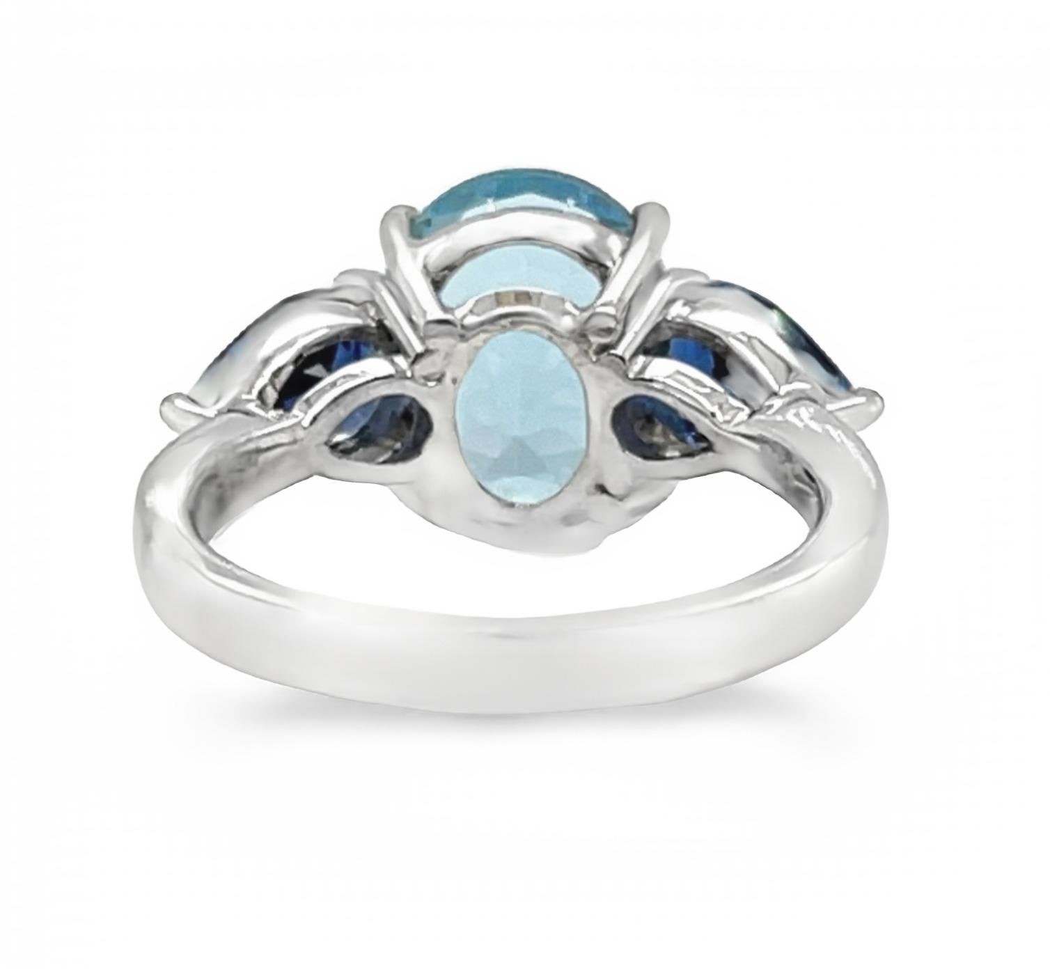 Aquamarine and Blue Sapphire Three-Stone Ring, 3.53 Carats in White Gold In New Condition In Los Angeles, CA