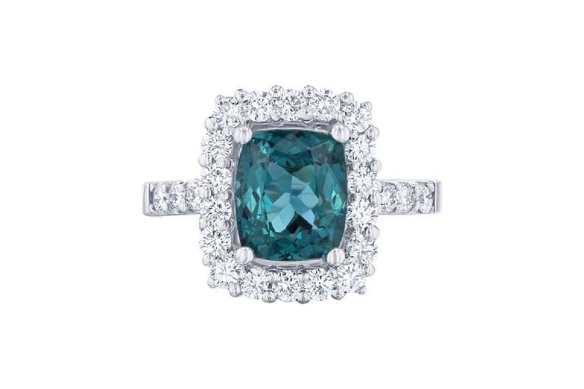 Bague de fiançailles en or blanc avec apatite naturelle et diamant naturel de 3,53 carats

Cette bague comporte une apatite de 2,63 carats au centre de l'anneau et est entourée d'un halo de 24 diamants ronds pesant 0,90 carat. La clarté et la