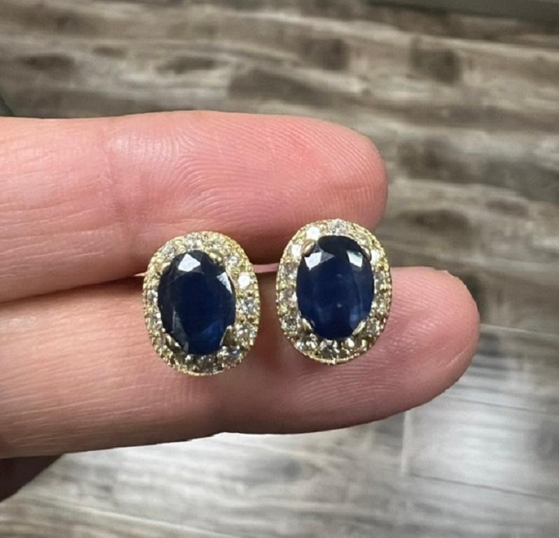 Boucles d'oreilles or jaune 14 carats 3.53 carats saphir bleu naturel diamant en vente 1