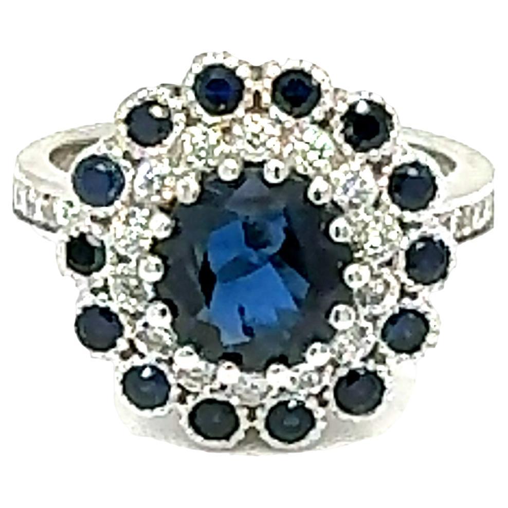 Bague de fiançailles en or blanc avec saphir bleu naturel de 3,53 carats et diamants

Cette bague est ornée d'un saphir bleu de taille ronde pesant 2,49 carats. Le saphir est entouré de 26 diamants ronds pesant 0,43 carats (pureté : SI, couleur : F)