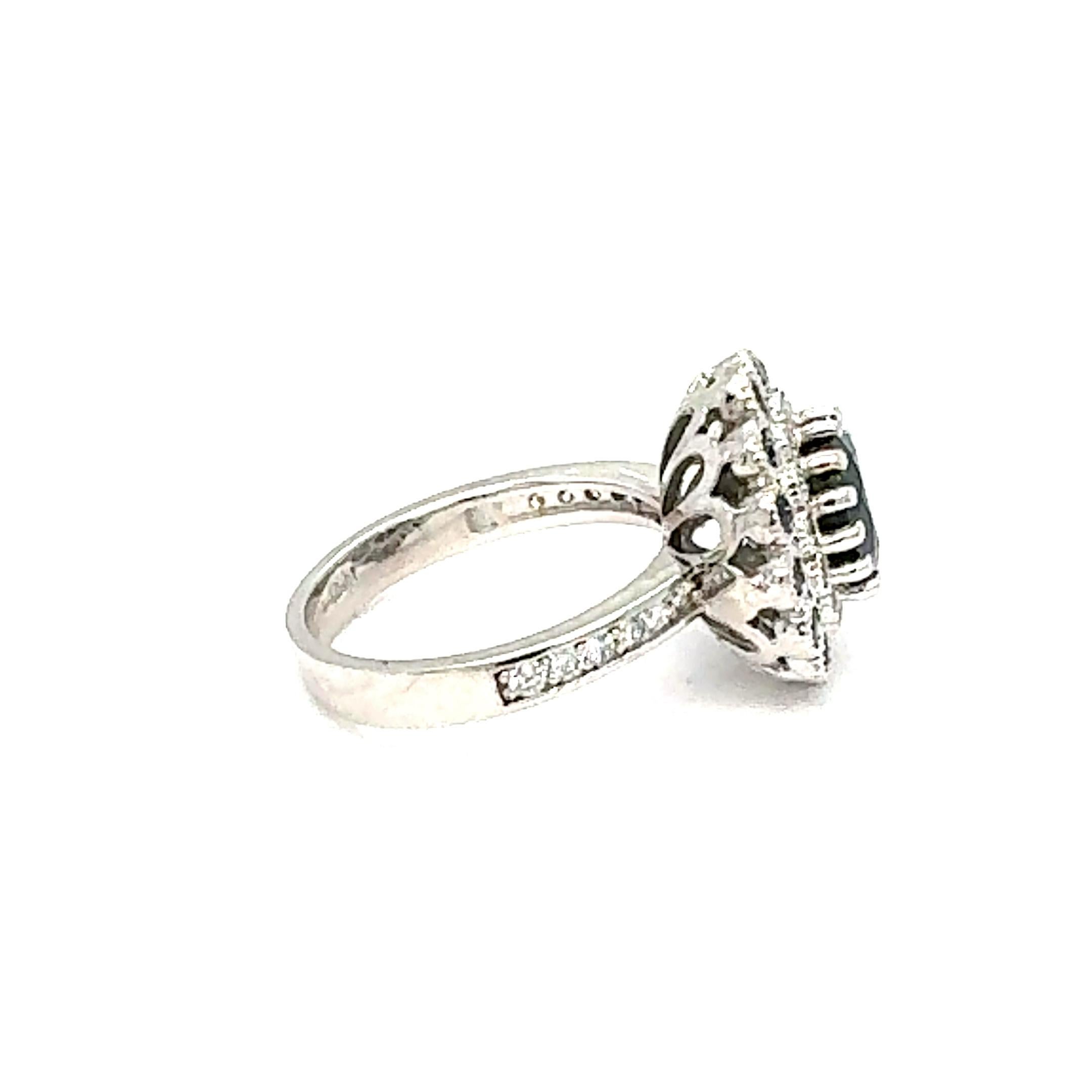 Contemporain Bague de fiançailles en or blanc avec saphir bleu naturel de 3,53 carats et diamants en vente