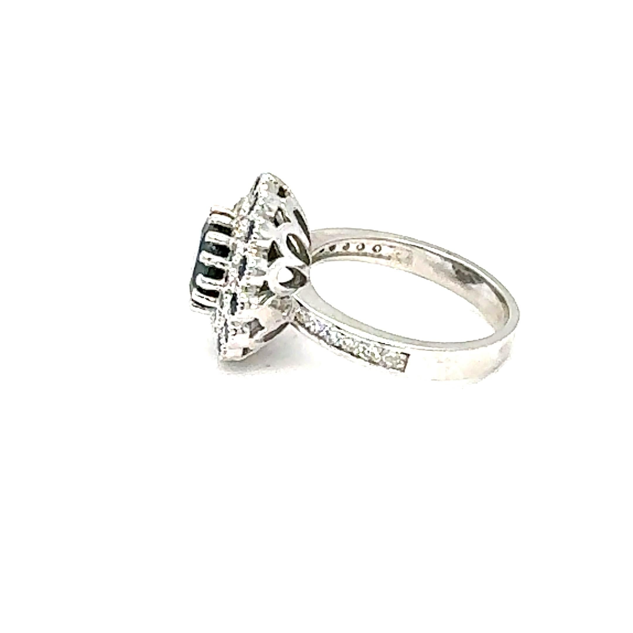 Taille ronde Bague de fiançailles en or blanc avec saphir bleu naturel de 3,53 carats et diamants en vente