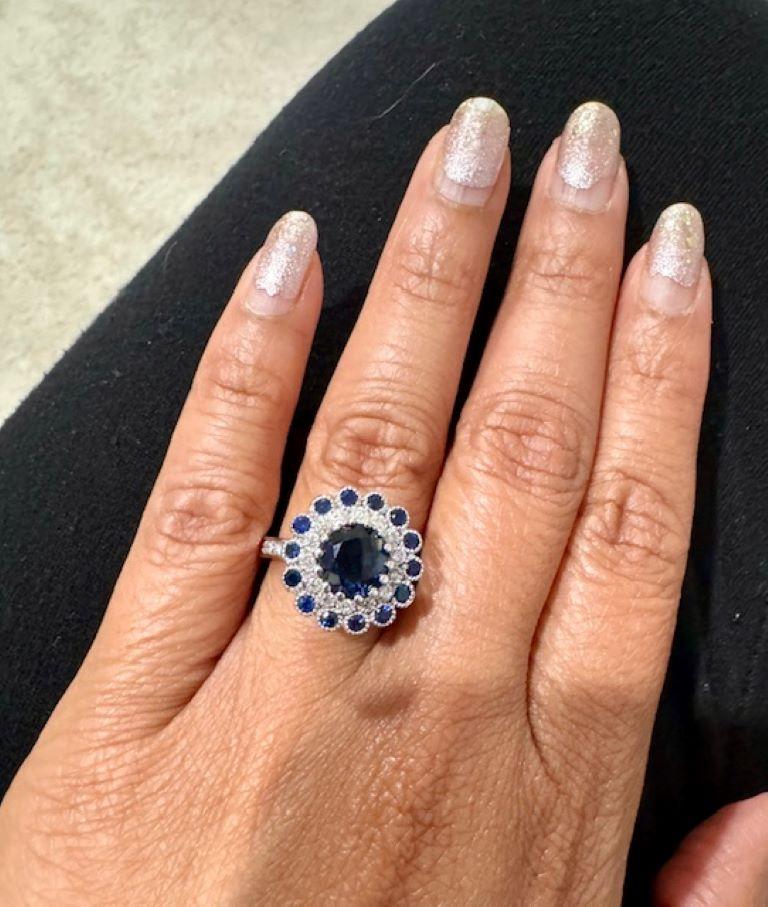 Bague de fiançailles en or blanc avec saphir bleu naturel de 3,53 carats et diamants Pour femmes en vente