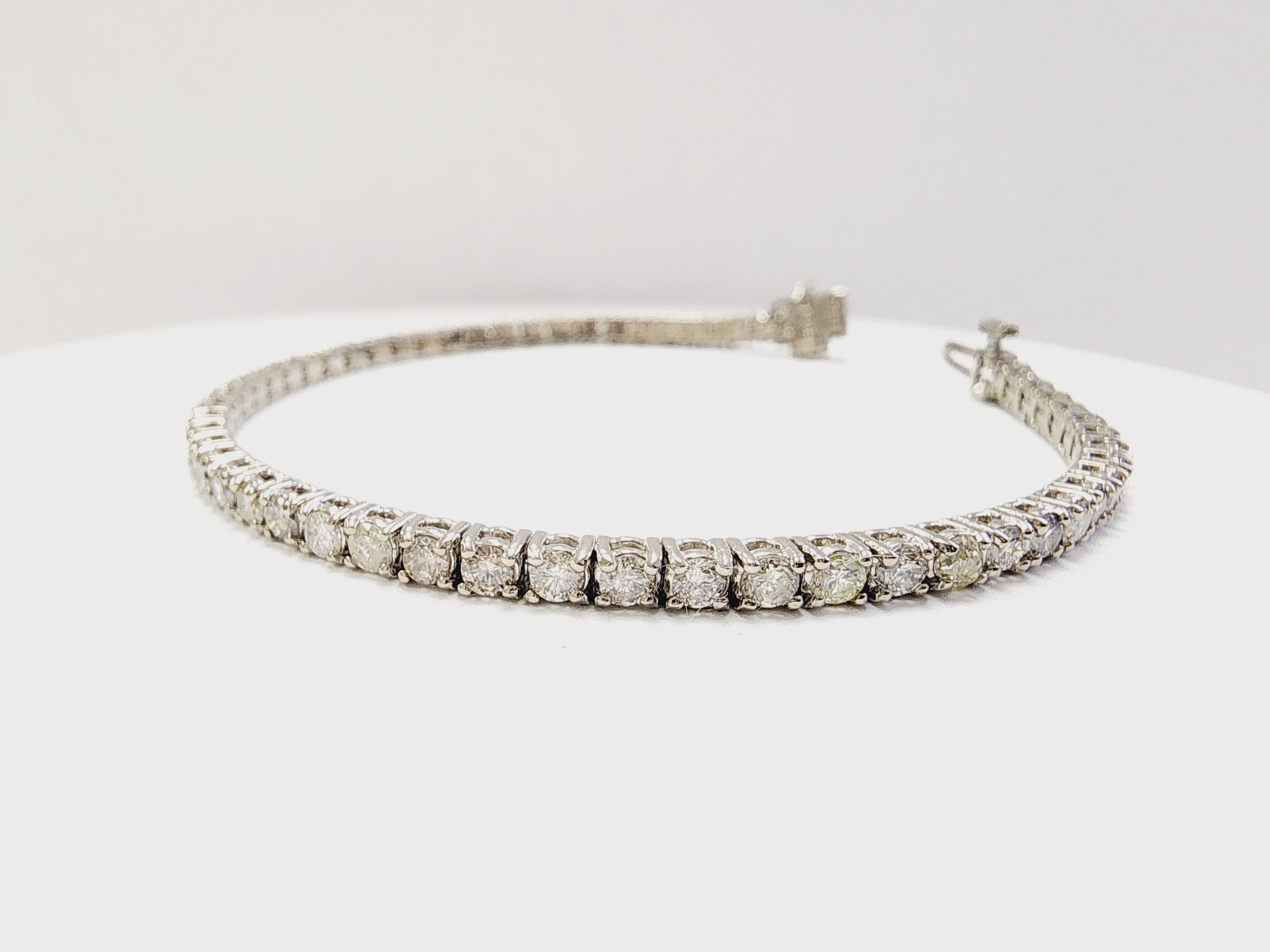 Beautiful quality tennis bracelet, round-brilliant cut white diamonds with excellent shine!
14 karat white gold classic four-prong style for maximum light brilliance. 
Length: 7 inch
Color Range: J-K
Clarity Range: SI-I
Width: 2.7 mm wide
Weight: