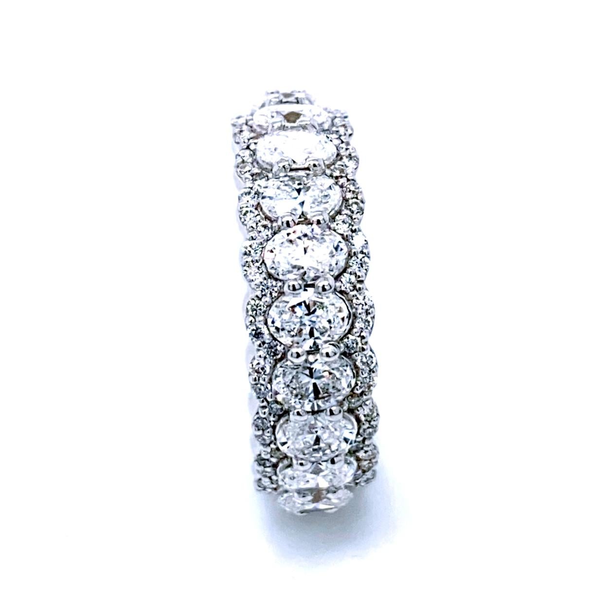 Dieser schöne Eternity Ring ist aus 18K Gold mit 21 perfekt aufeinander abgestimmten (VS/E-F) 0,15 Ct jeder Oval Brillant Diamanten in Shared Prong Mode mit Pave Set Round Brillanten auf dem Rand gemacht.
Gesamtgewicht der Diamanten: 3.53 Karat