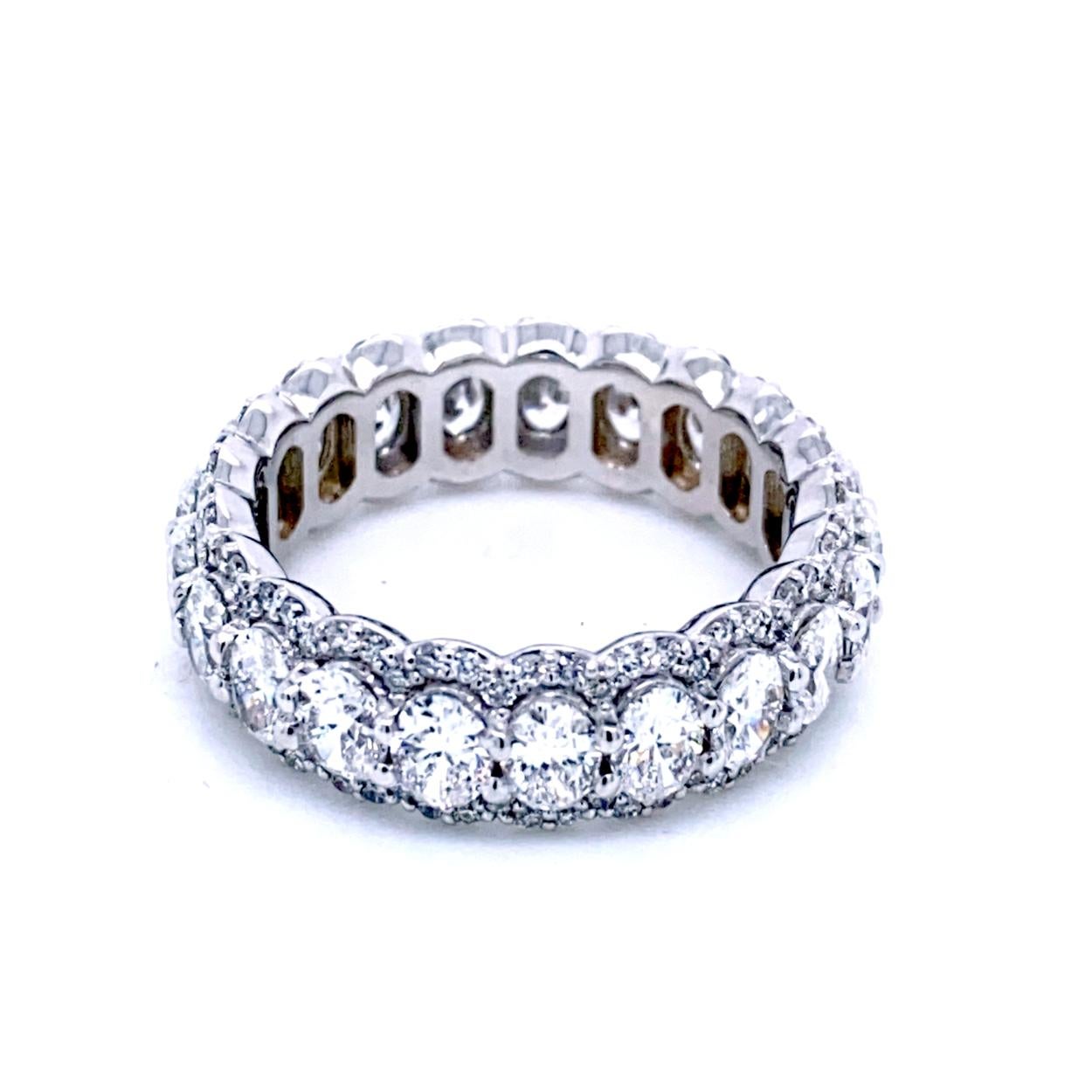 3,53 Karat ovaler Brillant Diamant Shared Prong Ewigkeitsring mit Pavé-Fassung (Ovalschliff) im Angebot