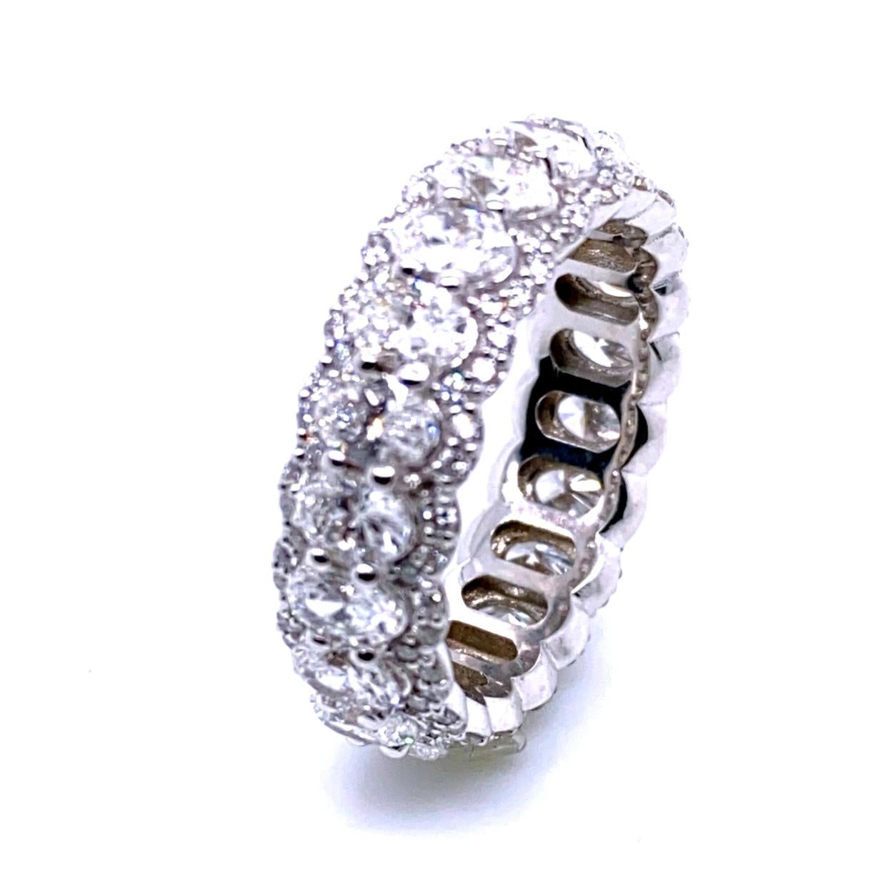 Bague d'éternité à griffes partagées en diamants ovales brillants de 3,53 carats avec bord serti pavé Neuf - En vente à Los Angeles, CA