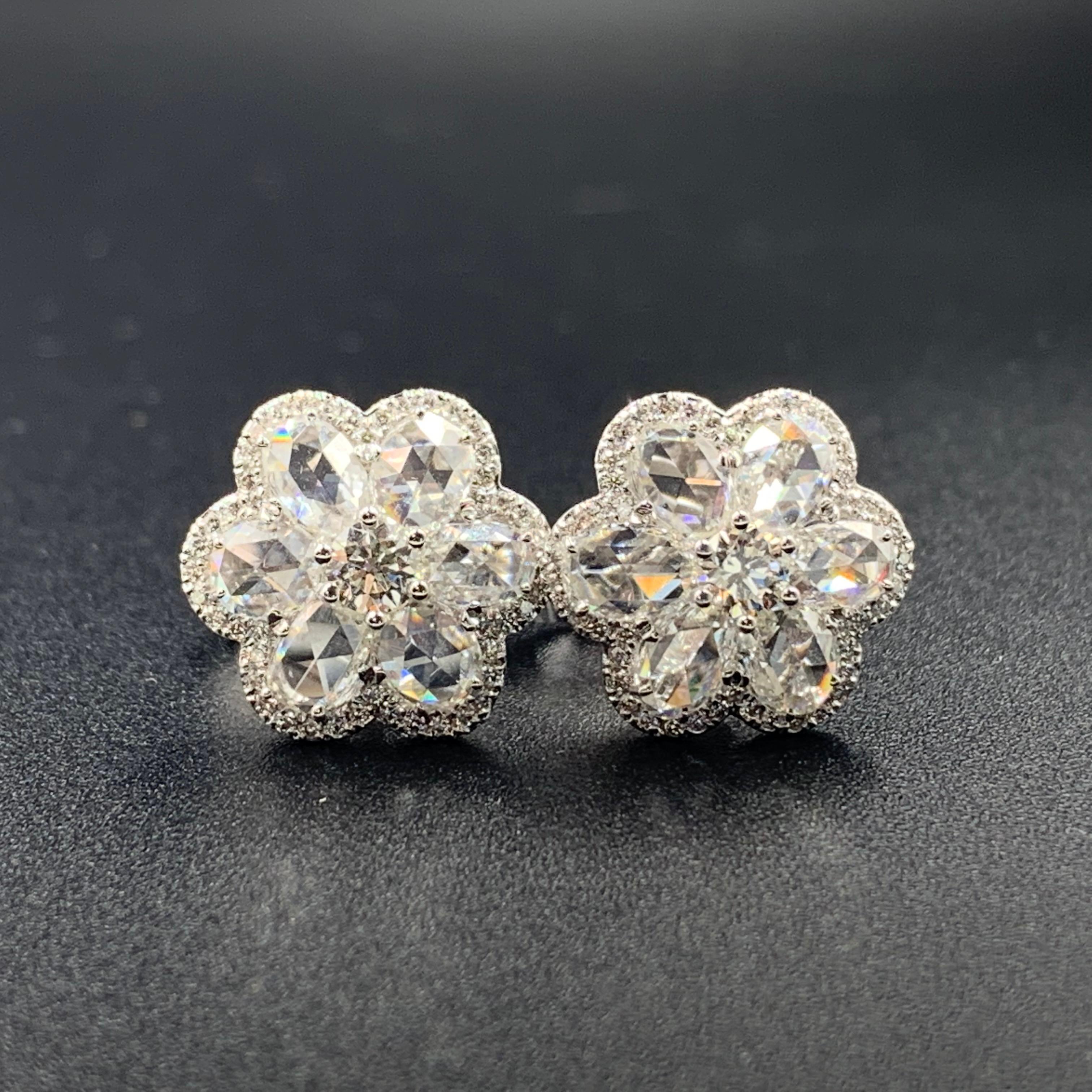 Une des meilleures ventes de la collection WhiteRose, les boucles d'oreilles vénitiennes comportent un diamant rond brillant de 0,15 carat centré autour de six diamants taille rose. Les boucles d'oreilles vénitiennes peuvent être associées à notre