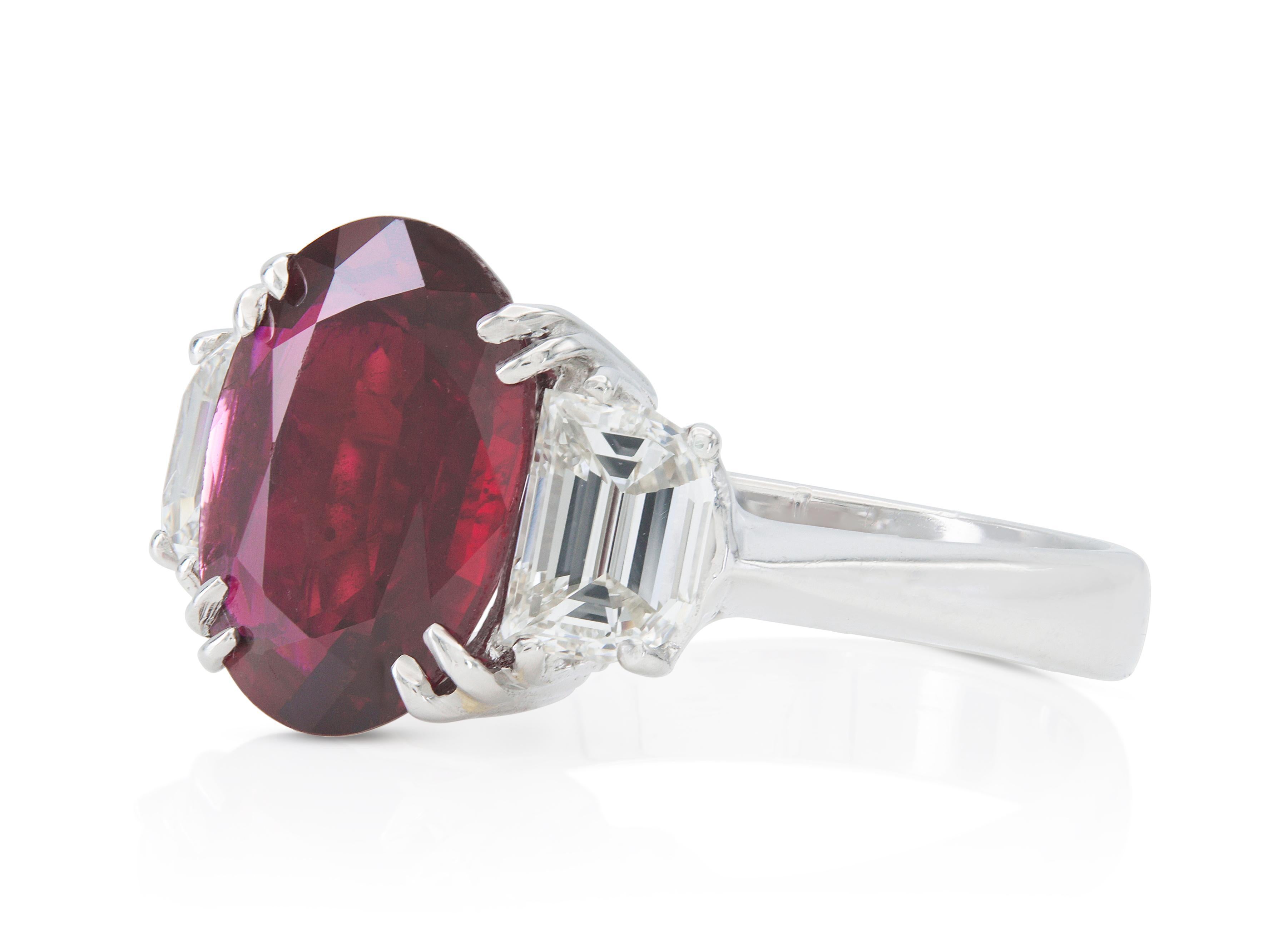 Fein in Platin gefertigt, mit einem AGL-zertifizierten Rubin im Ovalschliff mit einem Gewicht von 3,53 Karat und Diamanten im Schildschliff mit einem Gesamtgewicht von etwa 0,80 Karat.
Größe 6 1/2, größenverstellbar