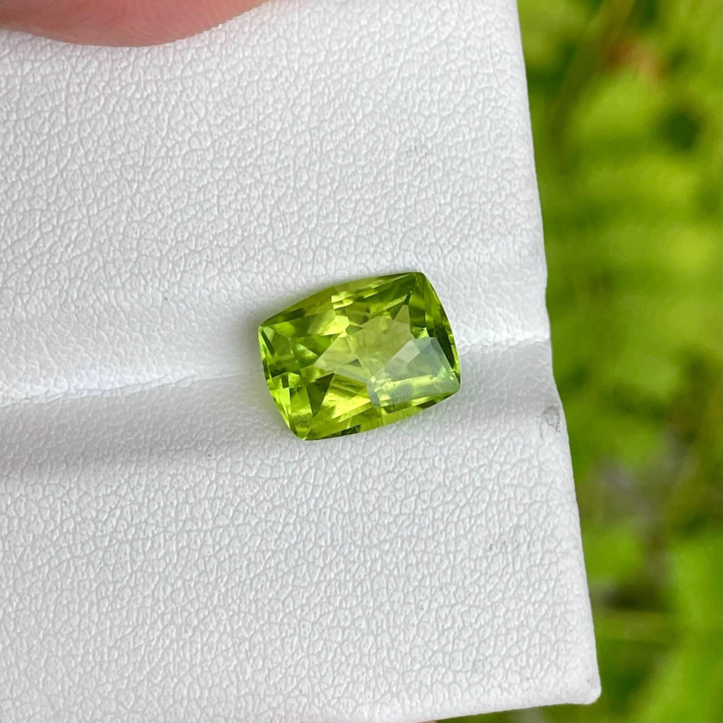 Gewicht 3,53 Karat 
Abmessungen 10,8x8,3x5,4 mm
Behandlung keine 
Herkunft Pakistan 
Klarheit SI
Form rechteckig 
Maßgeschneiderte Präzision schneiden



Bestaunen Sie die faszinierende Schönheit eines grünen Peridot-Steins von 3,53 Karat, der