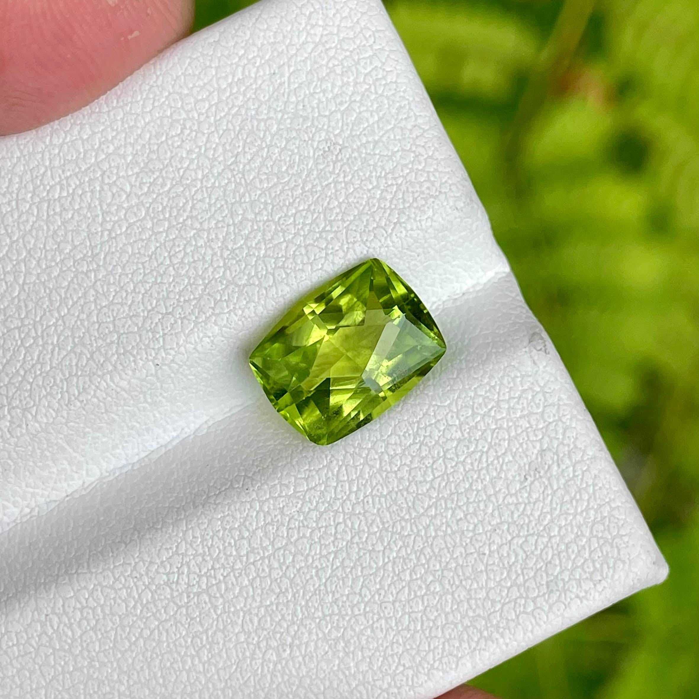 3,53 Karat Peridot Stein Custom Präzisionsschliff Natürlicher Pakistanischer Edelstein (Moderne) im Angebot
