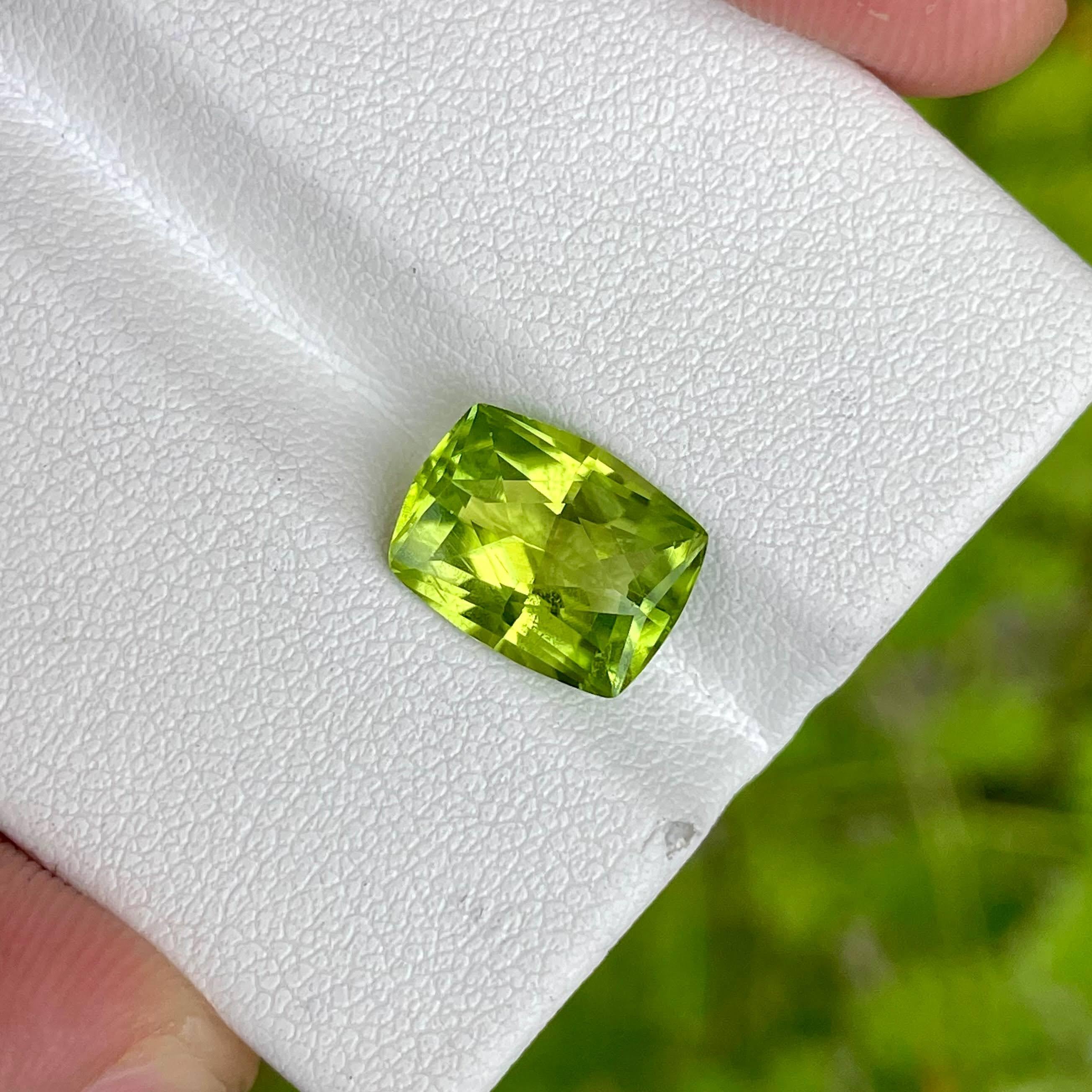 3,53 Karat Peridot Stein Custom Präzisionsschliff Natürlicher Pakistanischer Edelstein (Gemischter Schliff) im Angebot