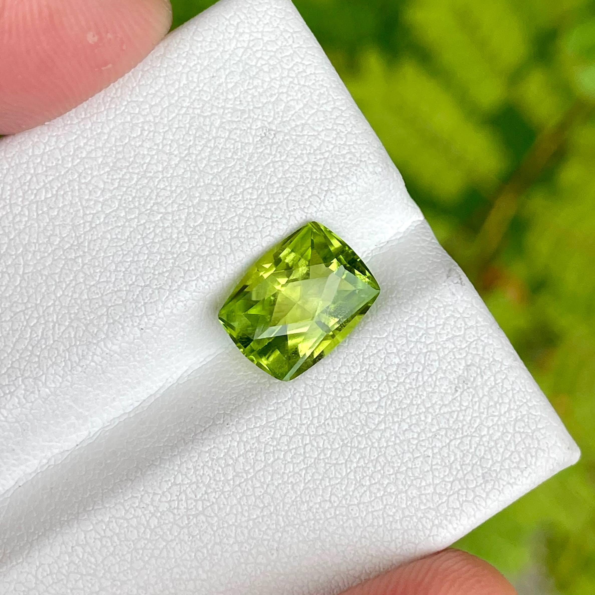 3,53 Karat Peridot Stein Custom Präzisionsschliff Natürlicher Pakistanischer Edelstein im Zustand „Neu“ im Angebot in Bangkok, TH