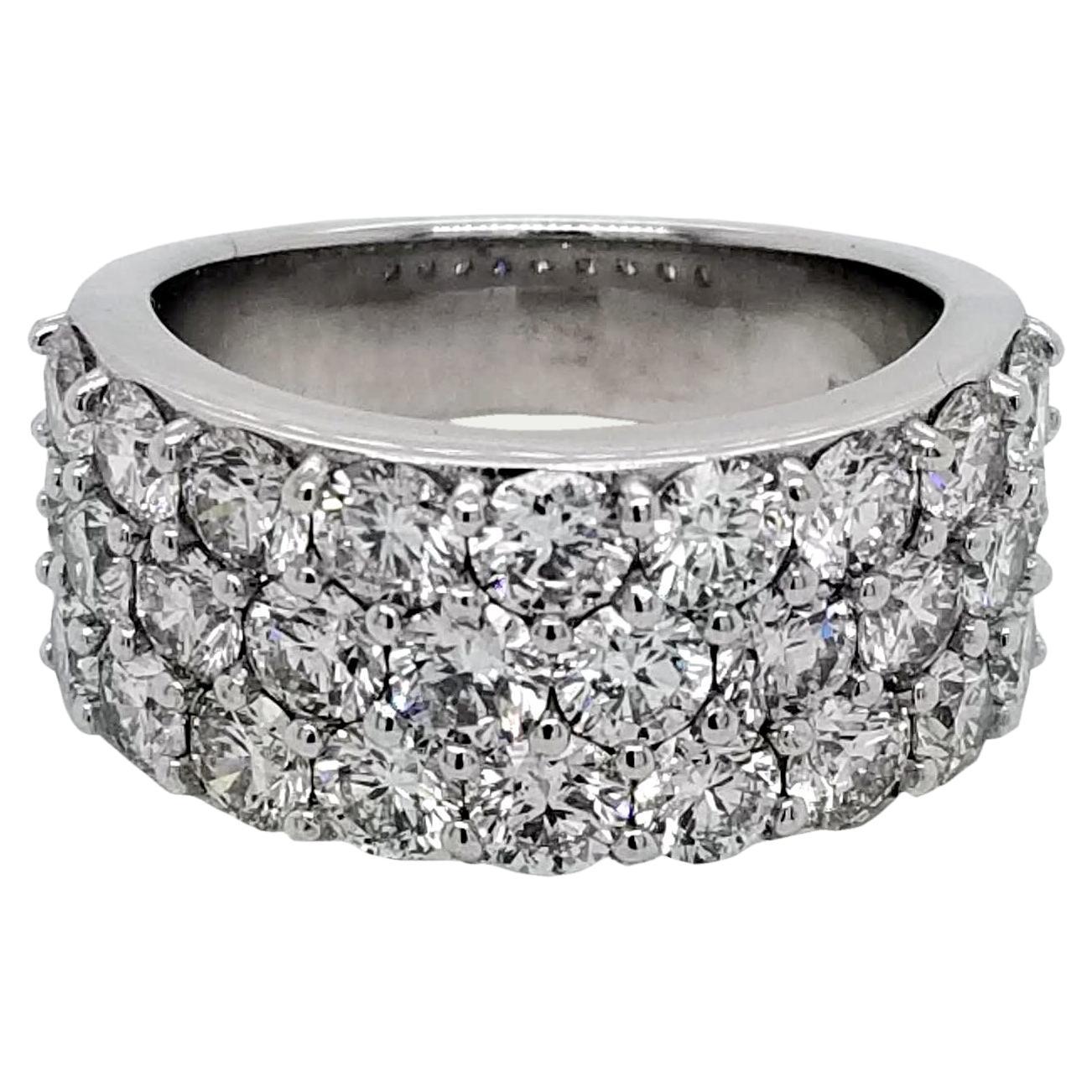 Cette magnifique bague d'anniversaire en or blanc 18 carats met en valeur 28 diamants ronds de taille brillant parfaitement assortis, sertis à l'aide de griffes partagées.
Les diamants sont de pureté VS et de couleur E à F.
Poids total des diamants
