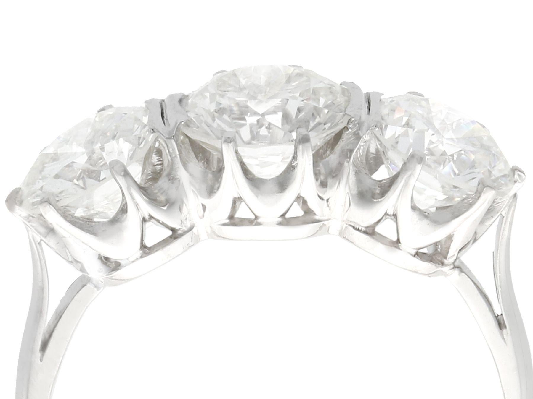 Ein atemberaubender, feiner und beeindruckender Vintage-Ring mit 3,53 Karat aus Diamanten und Platin; Teil unserer vielfältigen Verlobungsring-Kollektionen.

Dieser atemberaubende Verlobungsring im Vintage-Stil aus den 1950er Jahren wurde in Platin