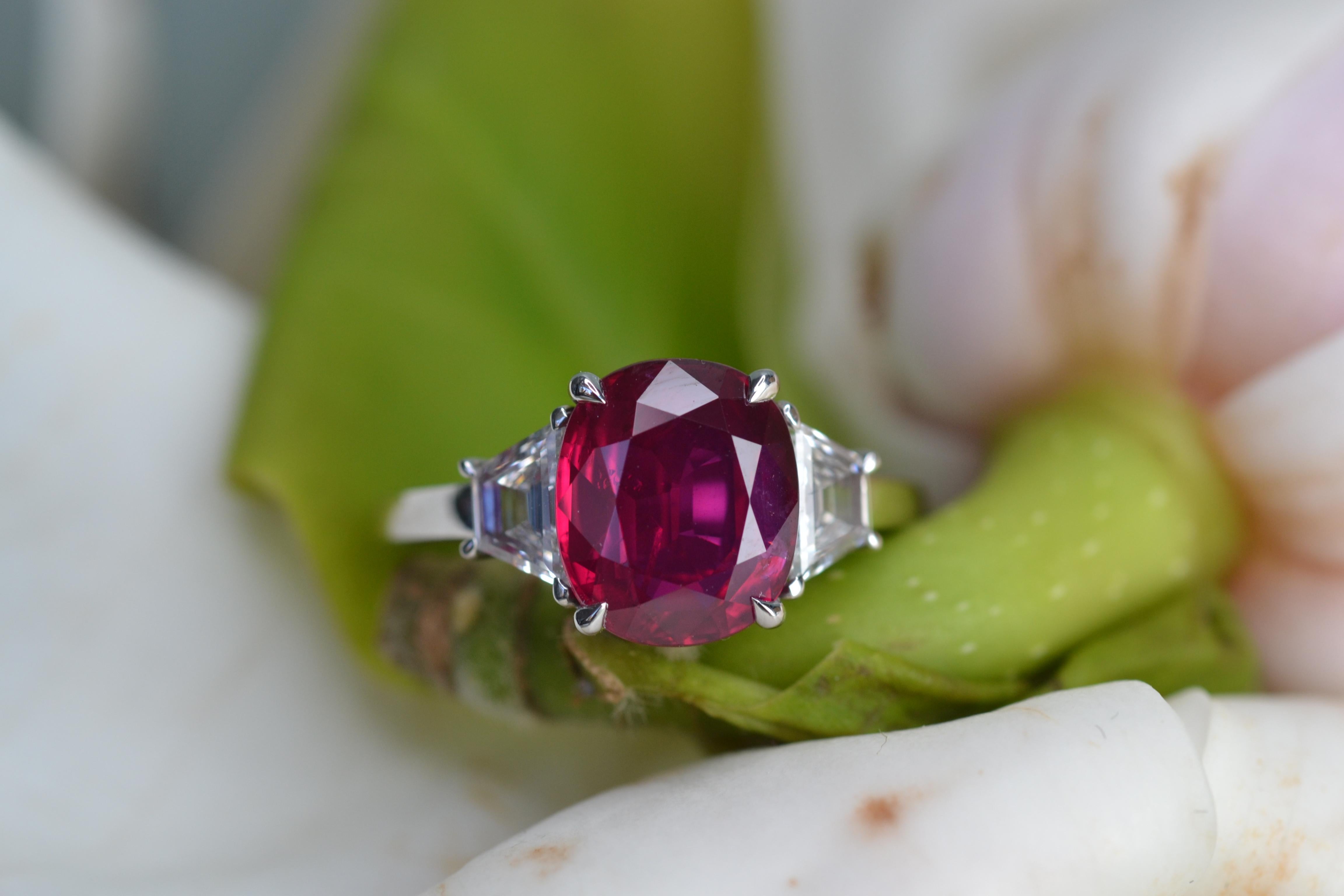 Contemporary 3.53 Carats Vivid Red Ruby Trilogy Ring with White Diamond Detail For Sale