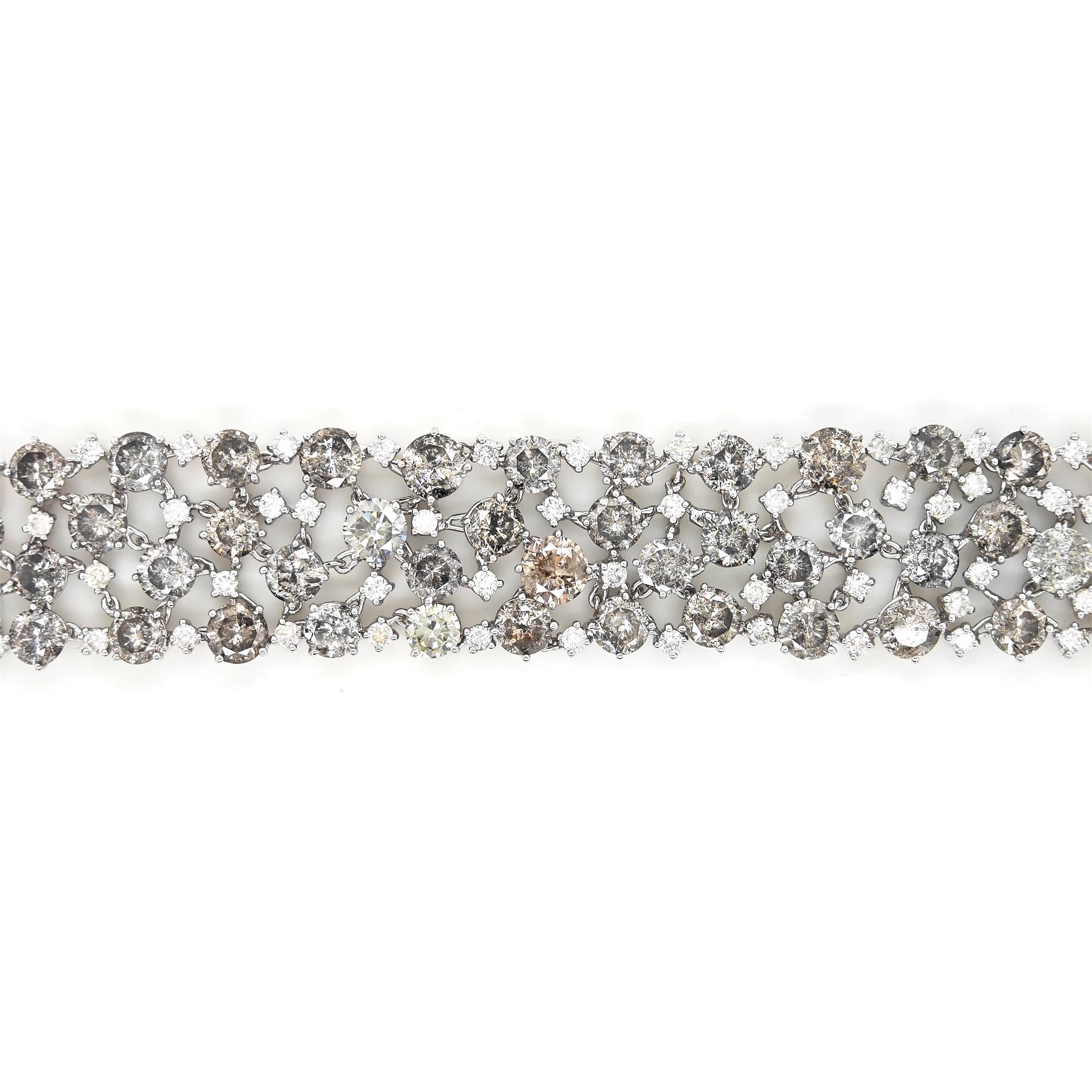 180 White Diamonds: 35.31 Carats
Metal: 18K White Gold, 27.70 Grams
