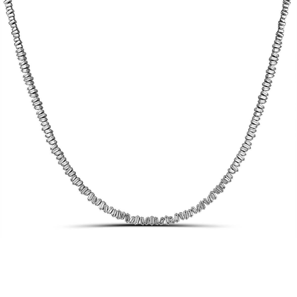 Eleva il tuo stile con la nostra splendida collana da 3,53 carati di baguette naturale estratta dalla terra e decentrata. Caratterizzata da un bellissimo design a baguette, questa collana aggiunge un tocco di raffinatezza a qualsiasi outfit. Fai un