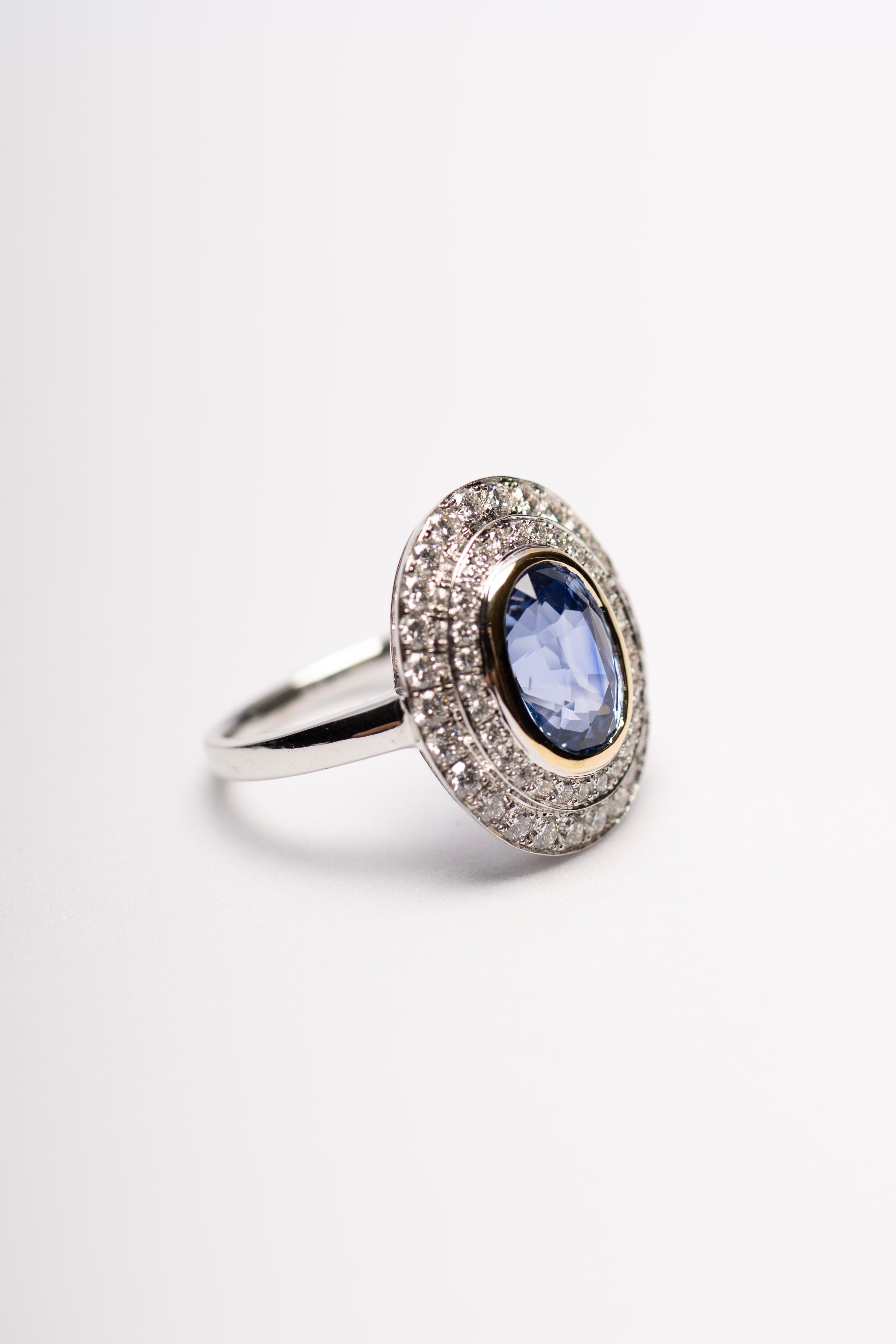 En venta: Zafiro azul de 3,53 ct con doble halo de diamantes en oro de 18 quilates  2