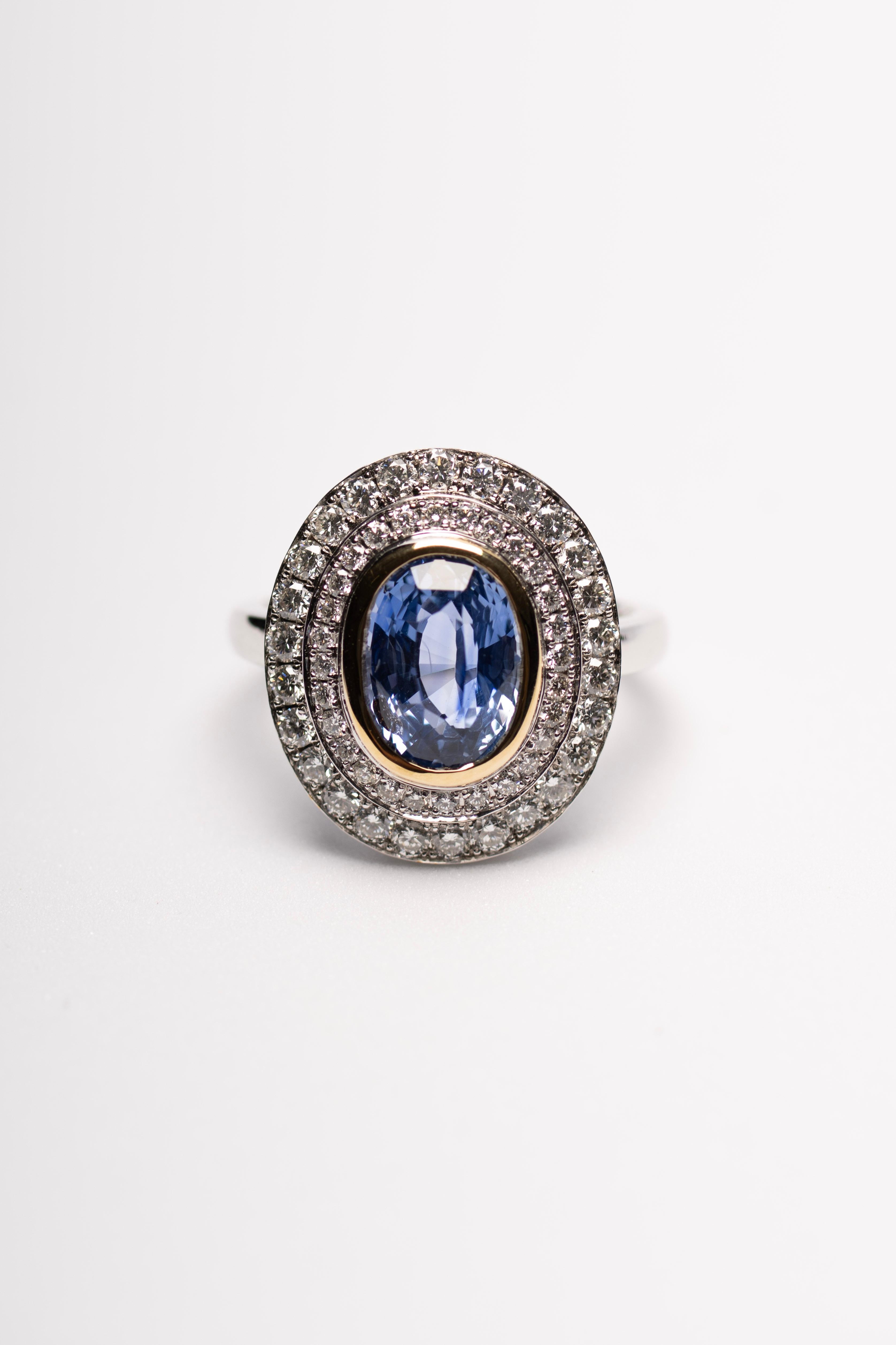 En venta: Zafiro azul de 3,53 ct con doble halo de diamantes en oro de 18 quilates  3