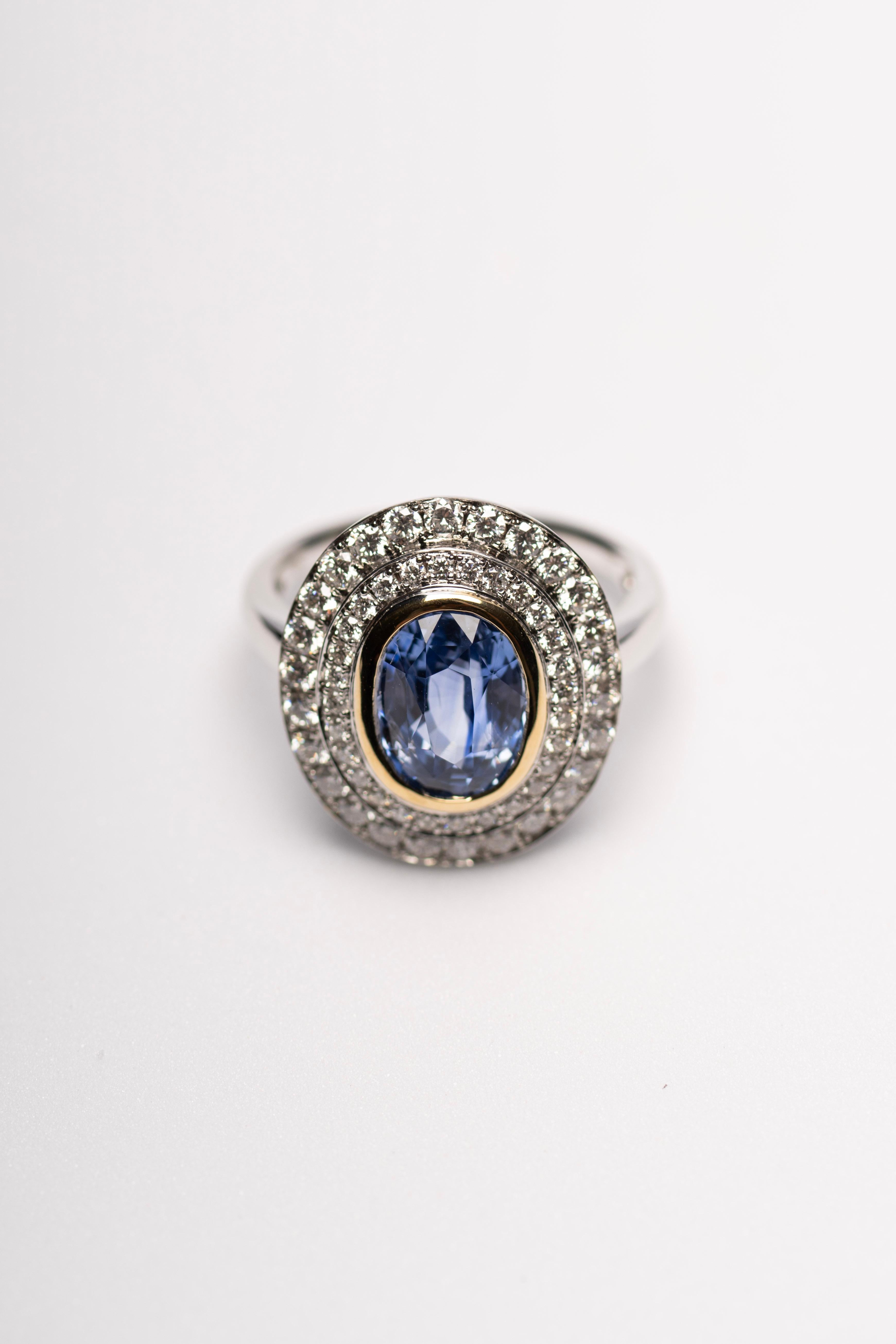 En venta: Zafiro azul de 3,53 ct con doble halo de diamantes en oro de 18 quilates  4