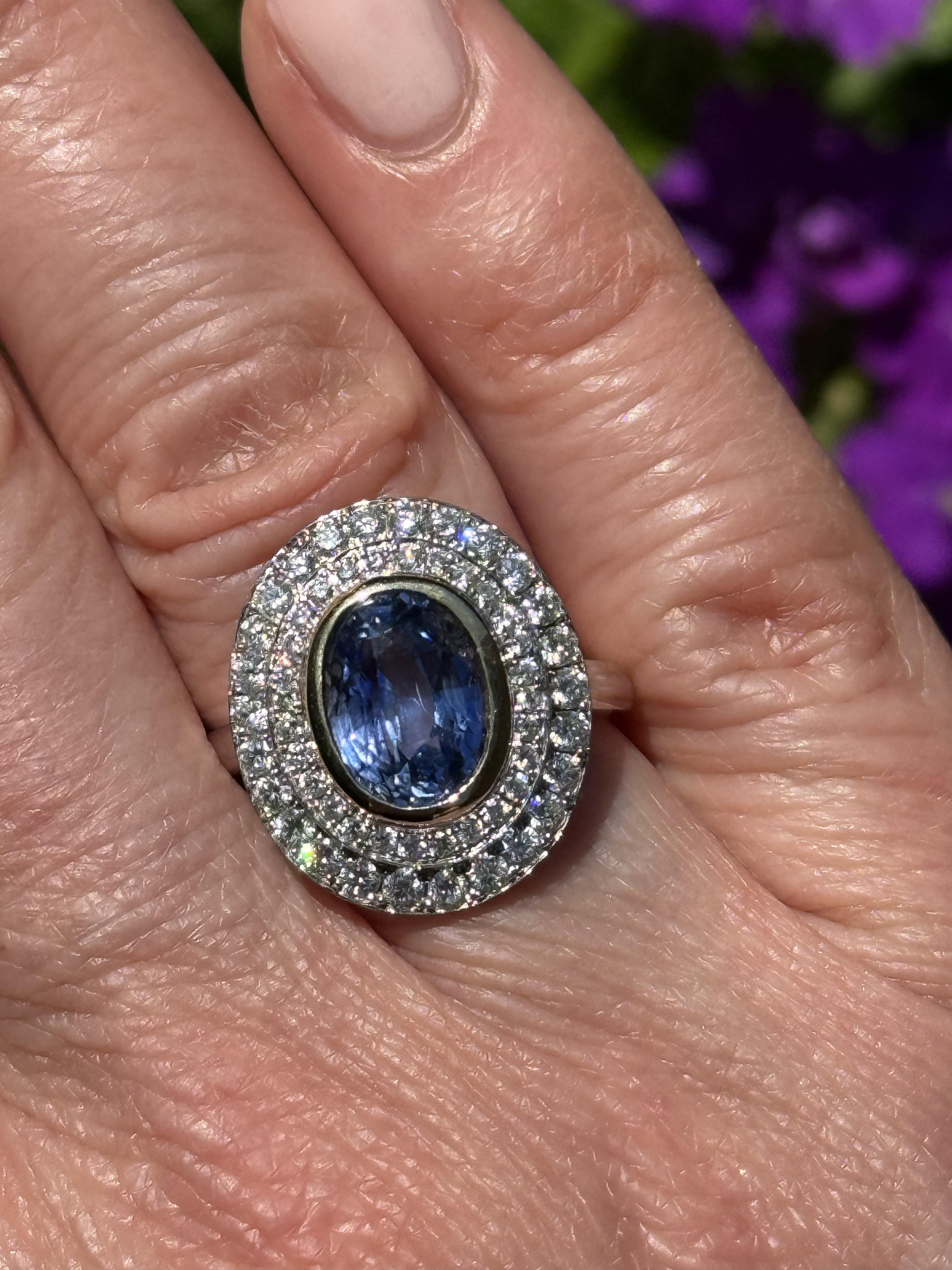En venta: Zafiro azul de 3,53 ct con doble halo de diamantes en oro de 18 quilates  7