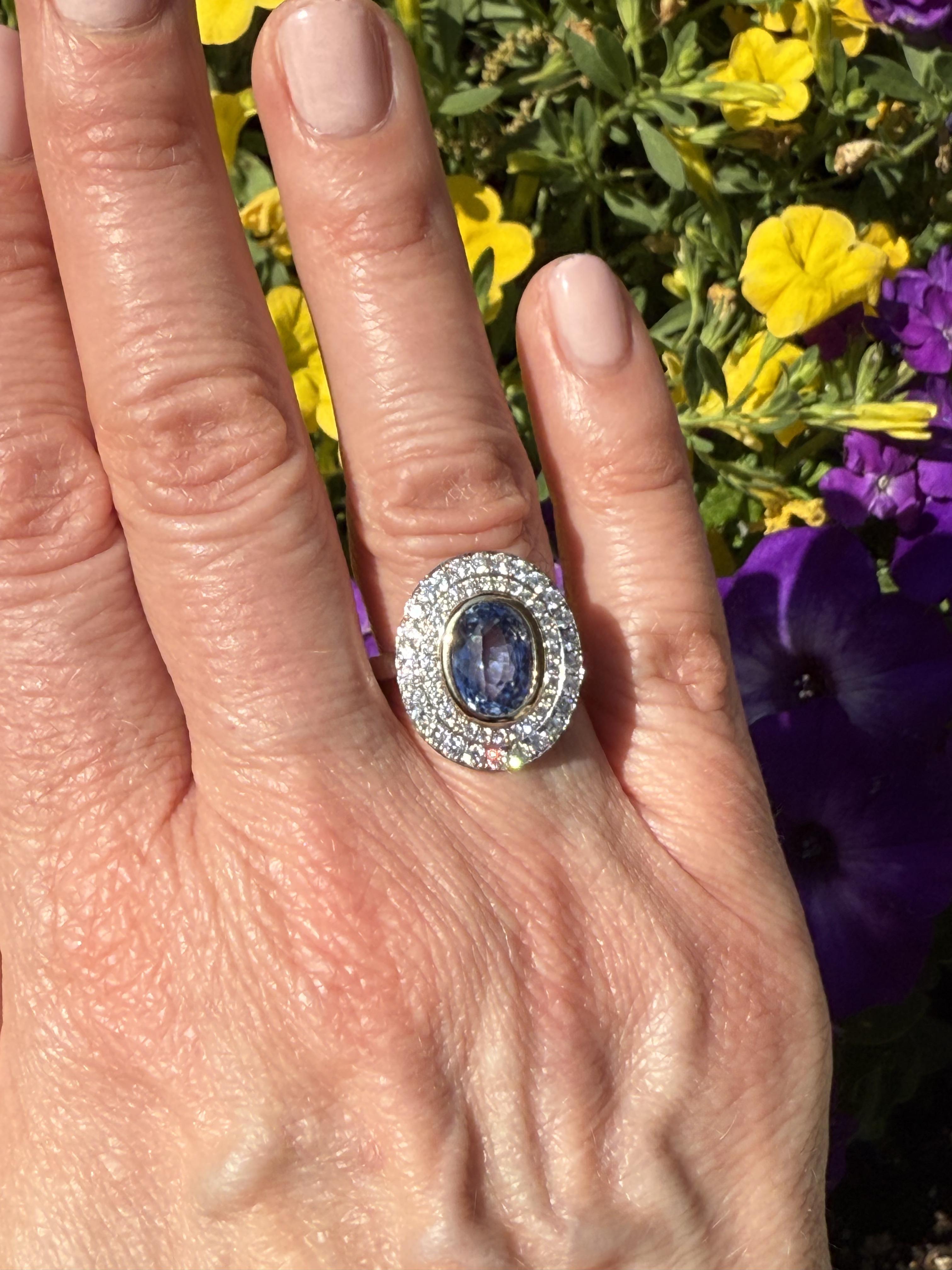 En venta: Zafiro azul de 3,53 ct con doble halo de diamantes en oro de 18 quilates  9