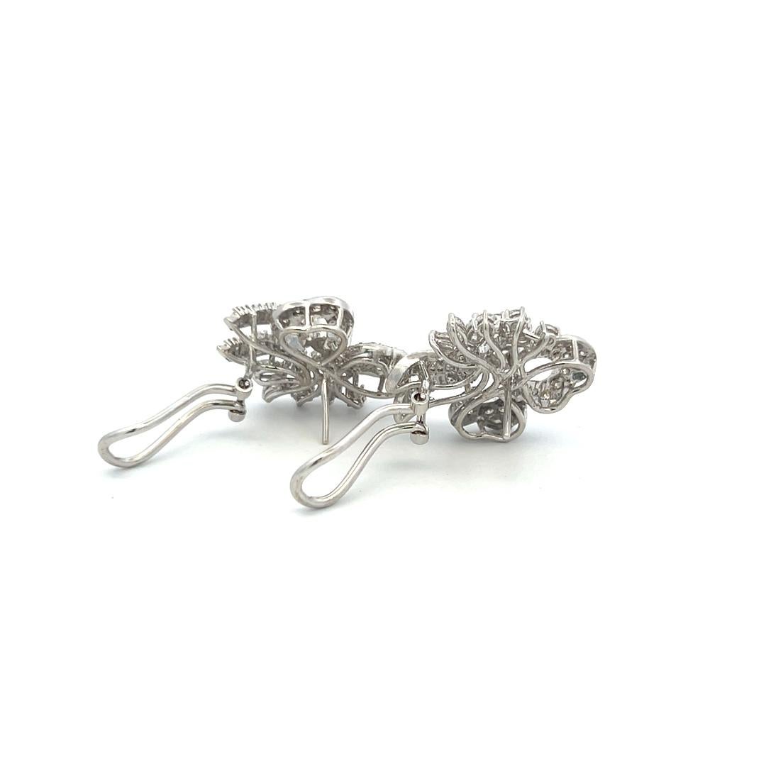3,53ct Diamond Floral Clip-On Ohrringe in 18K Weißgold, Runde & Baguette Mix im Angebot 5