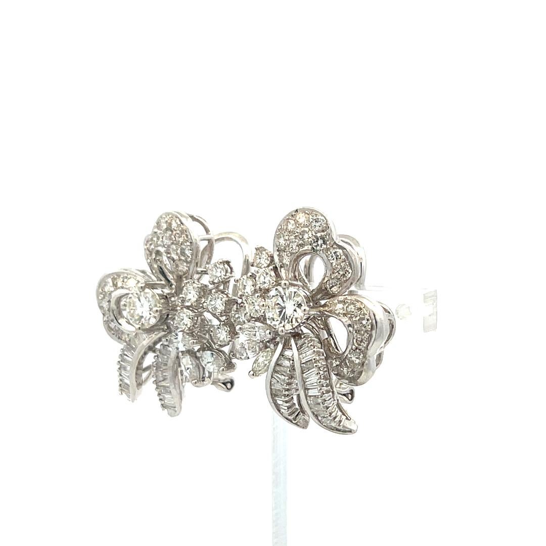 3,53ct Diamond Floral Clip-On Ohrringe in 18K Weißgold, Runde & Baguette Mix im Angebot 1