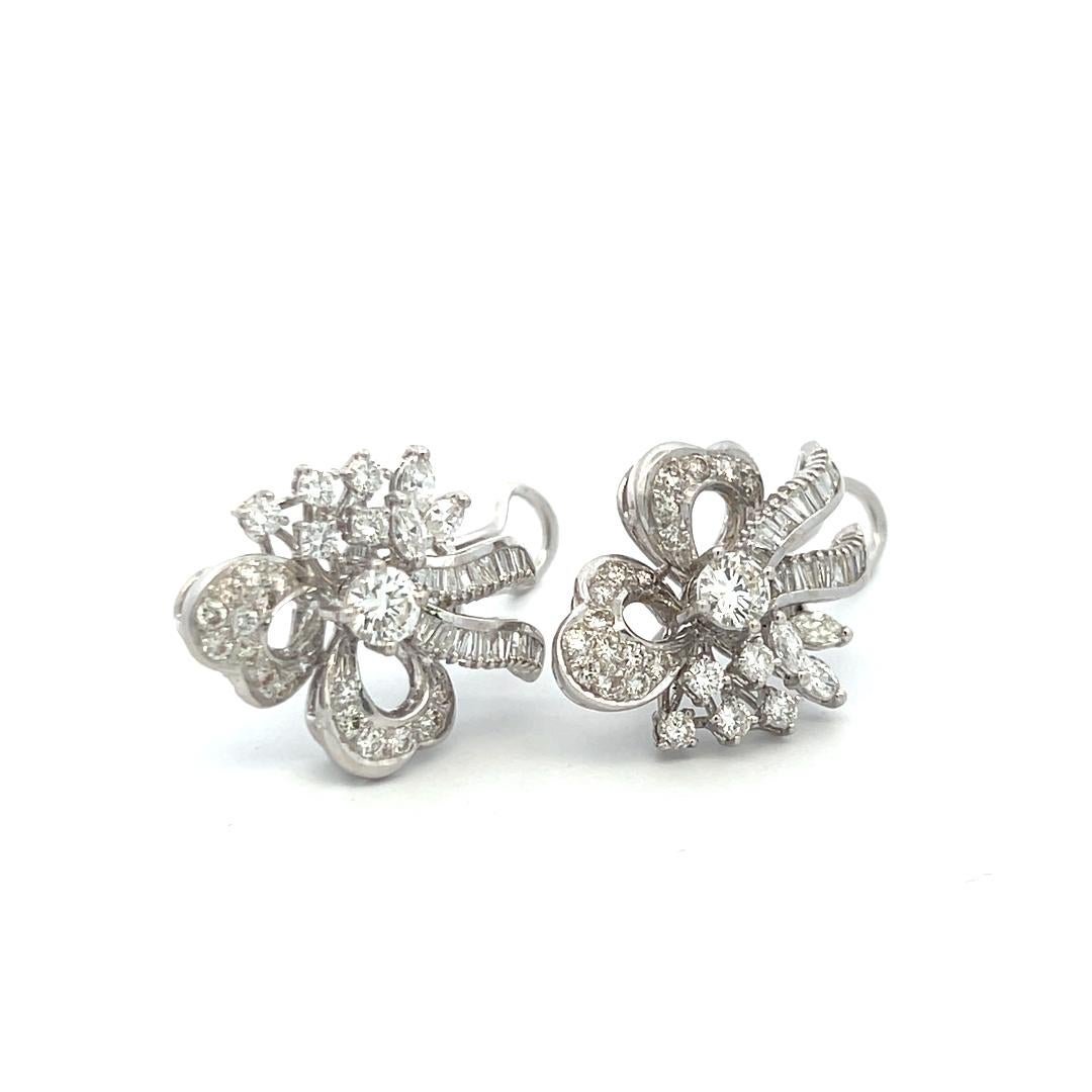 3,53ct Diamond Floral Clip-On Ohrringe in 18K Weißgold, Runde & Baguette Mix im Angebot 4