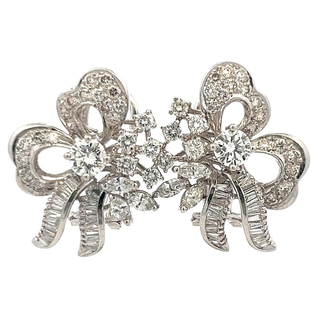 3,53ct Diamond Floral Clip-On Ohrringe in 18K Weißgold, Runde 
Baguette Mix im Angebot