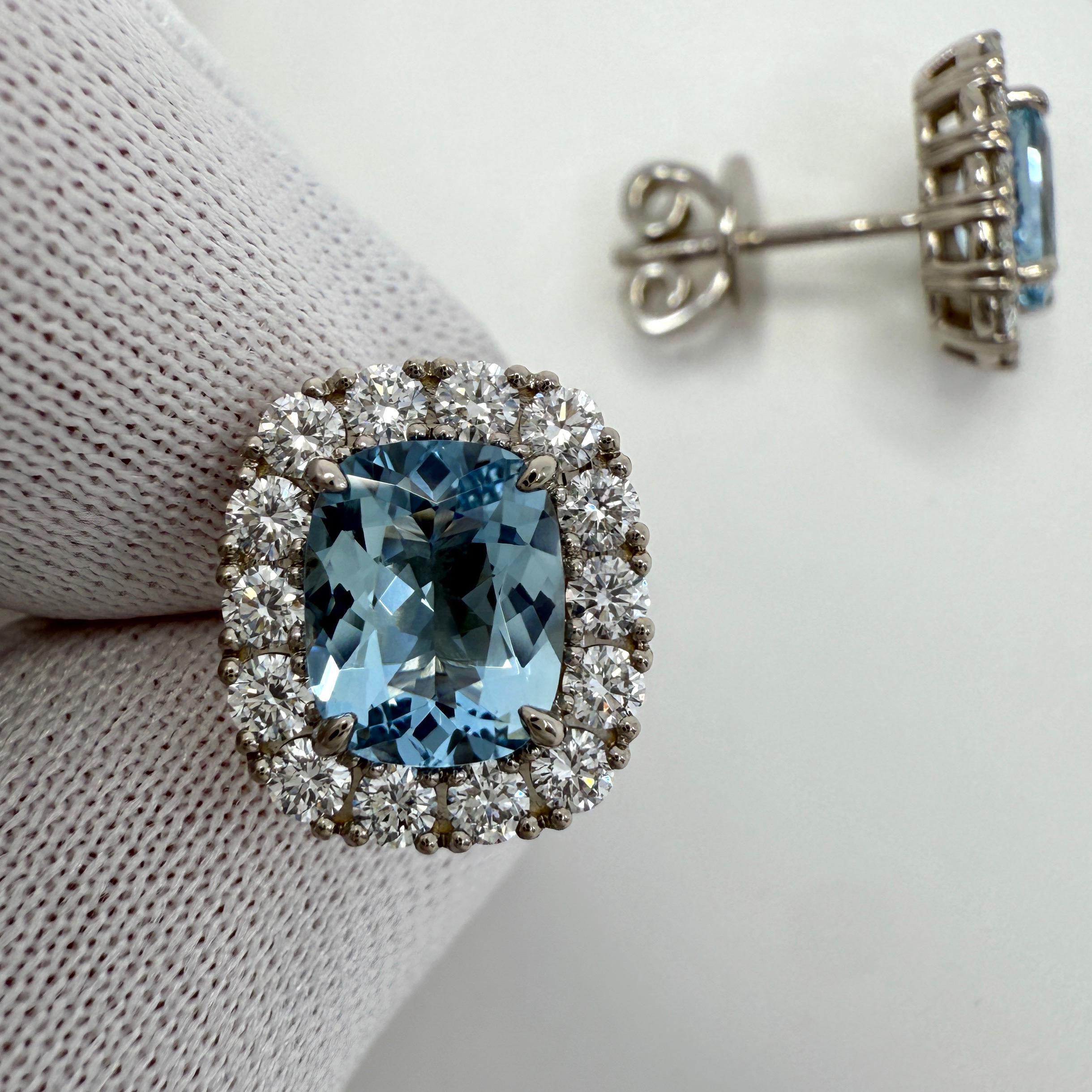 Orecchini a perno in oro bianco 18 carati con acquamarina e diamanti, di colore blu naturale e taglio a cuscino. 
3,53 Carati totali.

1,83ct di acquamarine totali con un colore blu vivo, eccellente chiarezza e un eccellente taglio a cuscino.