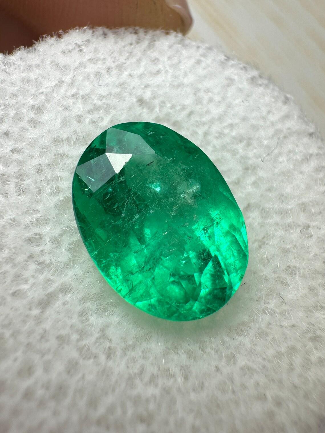 Pierre : Émeraude
Poids : 3,54 carats
Forme : Coupe ovale
Clarté : Transparent
Éclat : Excellent-Très bon
Couleur : Vert Muzo intense
Dimensions : 11,21 mm x 8,31 mm x 6,53 mm
Origine géographique : Colombie
Traitement : Naturel, huilé

Commentaires