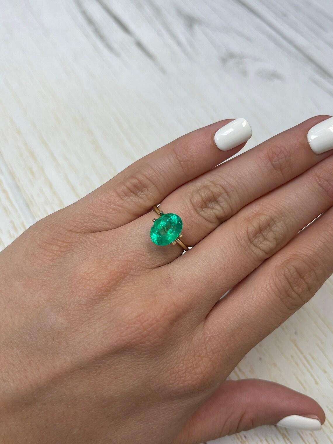 3.54 Carat 11x8 Muzo Green Colombian Emerald - Oval Cut  Pierre de naissance du mois de mai en vente 1