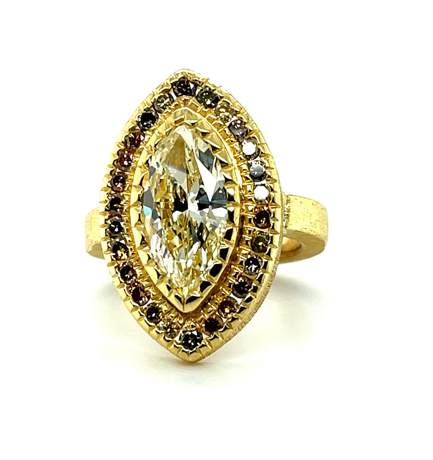 Dieser exquisit handgefertigte Ring aus 22 Karat Gelbgold enthält einen wunderschönen marquiseförmigen hellgelben Diamanten mit einem Gewicht von 3,54 Karat! Es handelt sich um einen beeindruckenden Edelstein mit VS-1-Klarheit und außergewöhnlicher