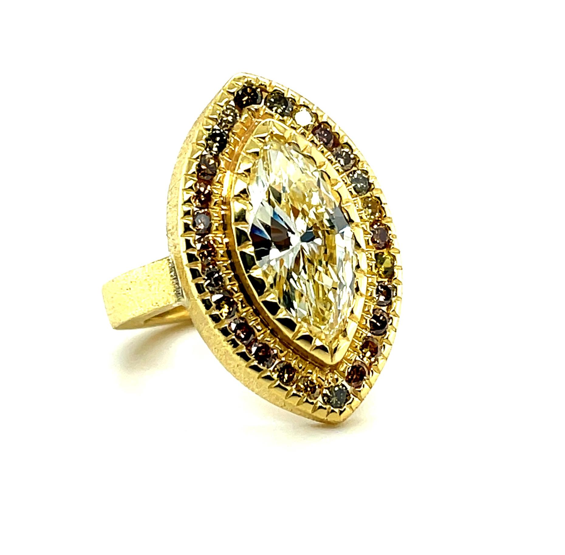 3,54 Karat Marquise-Diamantring aus 22 Karat Gelbgold mit farbigen Diamanten (Marquiseschliff) im Angebot