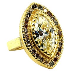 Anello con diamante marquise da 3,54 carati in oro giallo 22 carati e diamante colorato fantasia