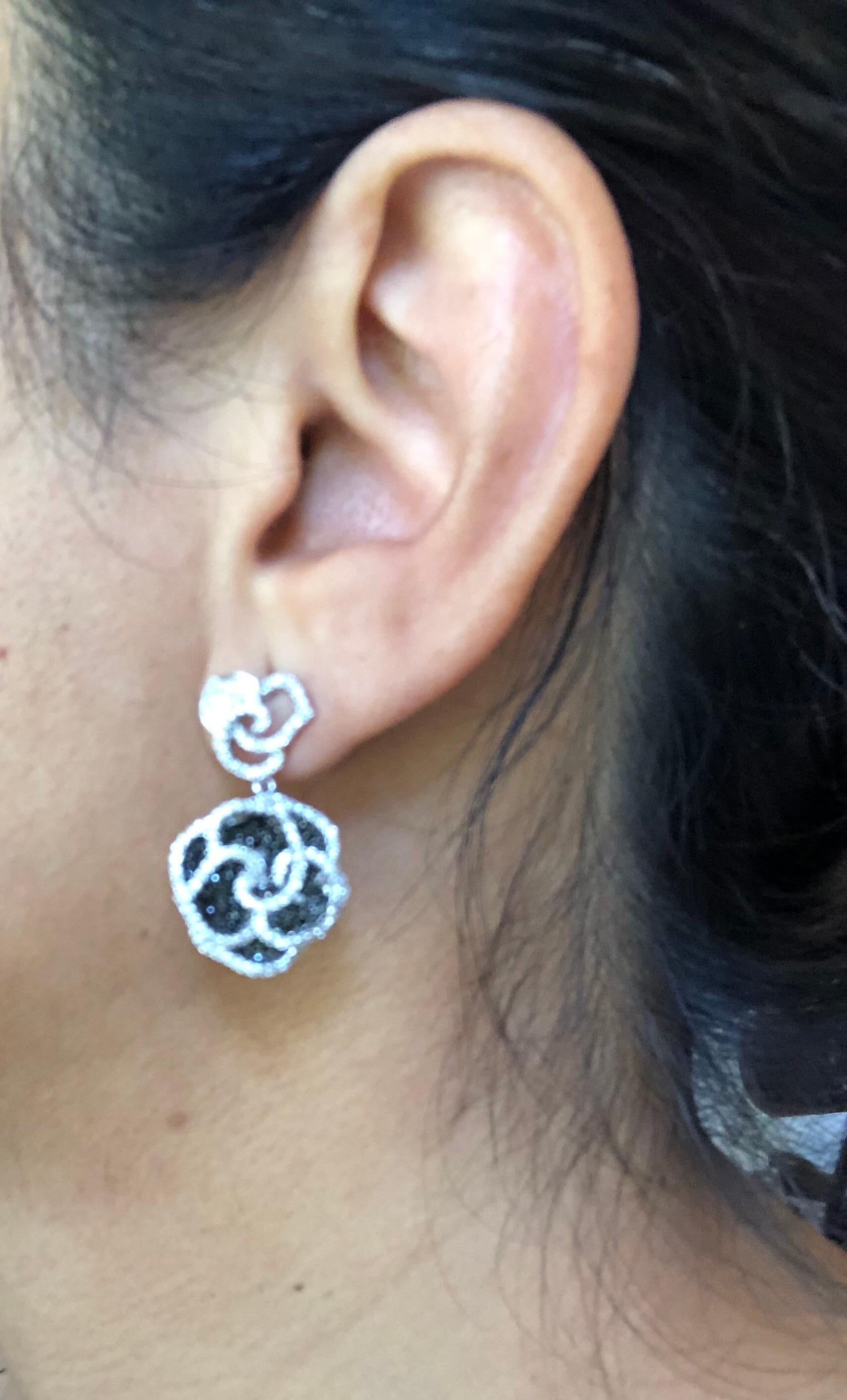 3,54 Karat Natürlicher Schwarzer Weißer Diamant Weißgold Rose Form Ohrringe Damen im Angebot