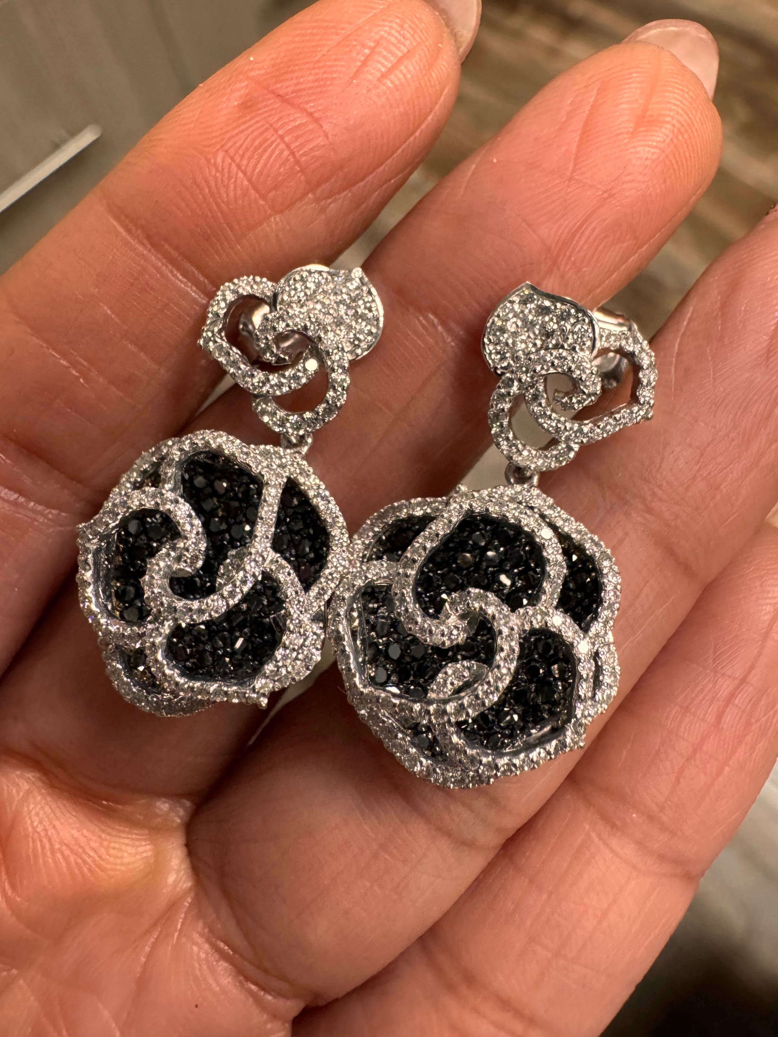 Boucles d'oreilles en or blanc en forme de rose, diamant noir et blanc de 3,54 carats naturel en vente 1