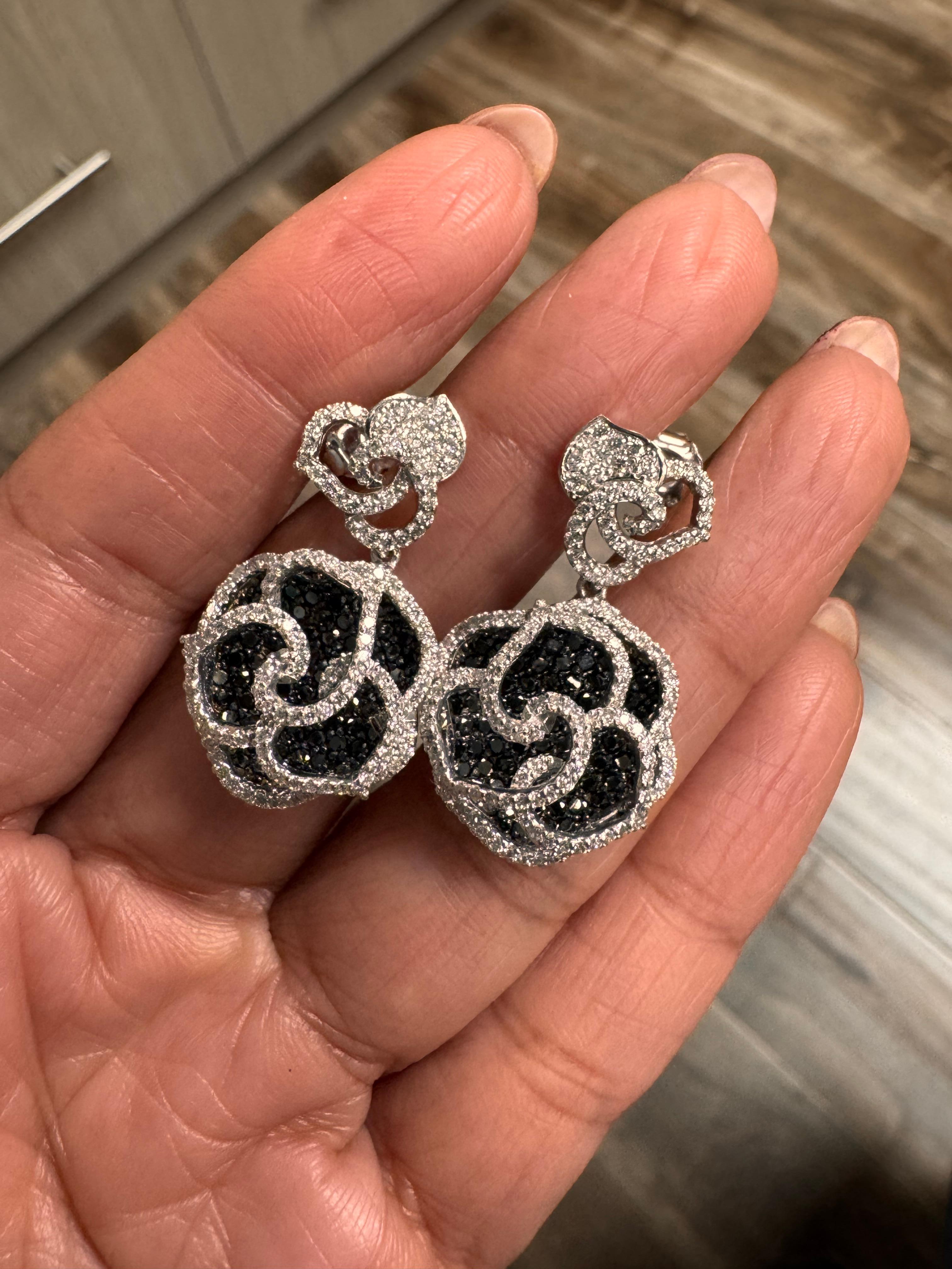 Boucles d'oreilles en or blanc en forme de rose, diamant noir et blanc de 3,54 carats naturel en vente 3